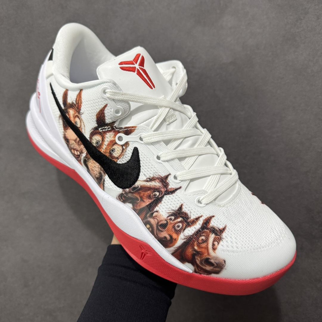 图片[3]-【定制版】Nike Kobe 8 Protro | 马年限定萌马涂鸦曼巴战靴，萌马踏春而来，曼巴精神再续传奇✨ 马年限定，萌趣满格纯白鞋面上，几只神态各异的萌马涂鸦栩栩如生：有的歪头憨笑，有的眼神灵动，仿佛把一整座春日牧场穿在脚上。经典的黑色Swoosh与鲜红外底形成撞色，在萌趣氛围中注入锐利的竞技感，后跟的红色曼巴签名更是情怀拉满，致敬科比永不言弃的精神内核。🛡️ 曼巴科技，实战硬核 – 轻质工程网布鞋面：透气不闷脚，同时提供精准包裹，急停变向时双脚稳如磐石。 – Phylon缓震中底：落地时柔和化解冲击力，起跳反馈干脆利落，助力每一次精准投射。- 人字纹外底：室内外场地通吃，强劲抓地力让你的启动、突破都扎实迅猛 货号：HF2793-023 尺码：38 38.5 39 40 40.5 41 42 42.5 43 44 44.5 45 46-选品中心
