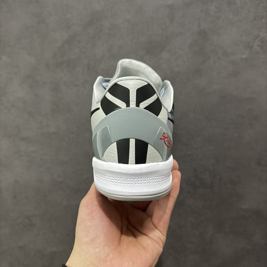 图片[4]-【定制版】Nike Kobe 8 Protro | 马年限定萌马涂鸦曼巴战靴，萌马踏春而来，曼巴精神再续传奇✨ 马年限定，萌趣满格纯白鞋面上，几只神态各异的萌马涂鸦栩栩如生：有的歪头憨笑，有的眼神灵动，仿佛把一整座春日牧场穿在脚上。经典的黑色Swoosh与鲜红外底形成撞色，在萌趣氛围中注入锐利的竞技感，后跟的红色曼巴签名更是情怀拉满，致敬科比永不言弃的精神内核。🛡️ 曼巴科技，实战硬核 – 轻质工程网布鞋面：透气不闷脚，同时提供精准包裹，急停变向时双脚稳如磐石。 – Phylon缓震中底：落地时柔和化解冲击力，起跳反馈干脆利落，助力每一次精准投射。- 人字纹外底：室内外场地通吃，强劲抓地力让你的启动、突破都扎实迅猛 货号：HF2793-010 尺码：38 38.5 39 40 40.5 41 42 42.5 43 44 44.5 45 46-选品中心