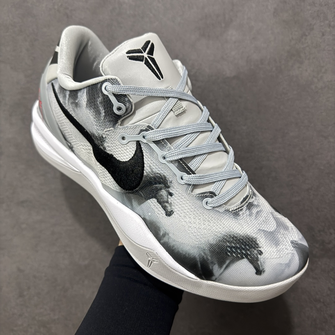 图片[3]-【定制版】Nike Kobe 8 Protro | 马年限定萌马涂鸦曼巴战靴，萌马踏春而来，曼巴精神再续传奇✨ 马年限定，萌趣满格纯白鞋面上，几只神态各异的萌马涂鸦栩栩如生：有的歪头憨笑，有的眼神灵动，仿佛把一整座春日牧场穿在脚上。经典的黑色Swoosh与鲜红外底形成撞色，在萌趣氛围中注入锐利的竞技感，后跟的红色曼巴签名更是情怀拉满，致敬科比永不言弃的精神内核。🛡️ 曼巴科技，实战硬核 – 轻质工程网布鞋面：透气不闷脚，同时提供精准包裹，急停变向时双脚稳如磐石。 – Phylon缓震中底：落地时柔和化解冲击力，起跳反馈干脆利落，助力每一次精准投射。- 人字纹外底：室内外场地通吃，强劲抓地力让你的启动、突破都扎实迅猛 货号：HF2793-010 尺码：38 38.5 39 40 40.5 41 42 42.5 43 44 44.5 45 46-选品中心