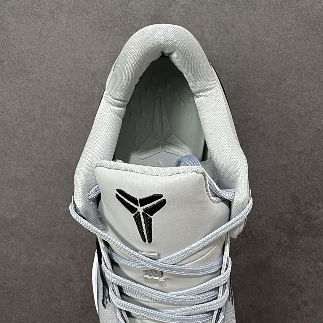 图片[7]-【定制版】Nike Kobe 8 Protro | 马年限定萌马涂鸦曼巴战靴，萌马踏春而来，曼巴精神再续传奇✨ 马年限定，萌趣满格纯白鞋面上，几只神态各异的萌马涂鸦栩栩如生：有的歪头憨笑，有的眼神灵动，仿佛把一整座春日牧场穿在脚上。经典的黑色Swoosh与鲜红外底形成撞色，在萌趣氛围中注入锐利的竞技感，后跟的红色曼巴签名更是情怀拉满，致敬科比永不言弃的精神内核。🛡️ 曼巴科技，实战硬核 – 轻质工程网布鞋面：透气不闷脚，同时提供精准包裹，急停变向时双脚稳如磐石。 – Phylon缓震中底：落地时柔和化解冲击力，起跳反馈干脆利落，助力每一次精准投射。- 人字纹外底：室内外场地通吃，强劲抓地力让你的启动、突破都扎实迅猛 货号：HF2793-010 尺码：38 38.5 39 40 40.5 41 42 42.5 43 44 44.5 45 46-选品中心