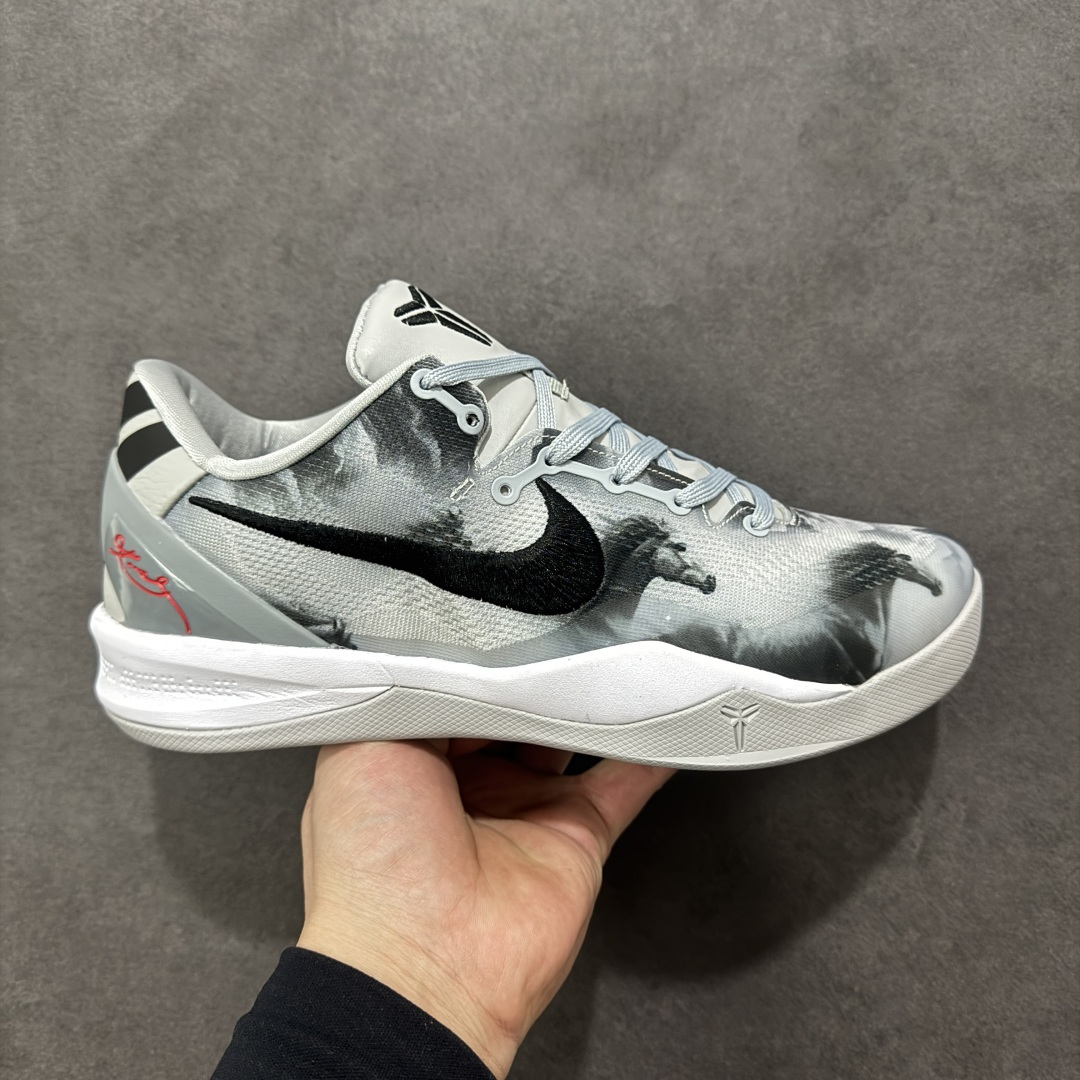 【定制版】Nike Kobe 8 Protro | 马年限定萌马涂鸦曼巴战靴，萌马踏春而来，曼巴精神再续传奇✨ 马年限定，萌趣满格纯白鞋面上，几只神态各异的萌马涂鸦栩栩如生：有的歪头憨笑，有的眼神灵动，仿佛把一整座春日牧场穿在脚上。经典的黑色Swoosh与鲜红外底形成撞色，在萌趣氛围中注入锐利的竞技感，后跟的红色曼巴签名更是情怀拉满，致敬科比永不言弃的精神内核。🛡️ 曼巴科技，实战硬核 - 轻质工程网布鞋面：透气不闷脚，同时提供精准包裹，急停变向时双脚稳如磐石。 - Phylon缓震中底：落地时柔和化解冲击力，起跳反馈干脆利落，助力每一次精准投射。- 人字纹外底：室内外场地通吃，强劲抓地力让你的启动、突破都扎实迅猛 货号：HF2793-010 尺码：38 38.5 39 40 40.5 41 42 42.5 43 44 44.5 45 46-选品中心