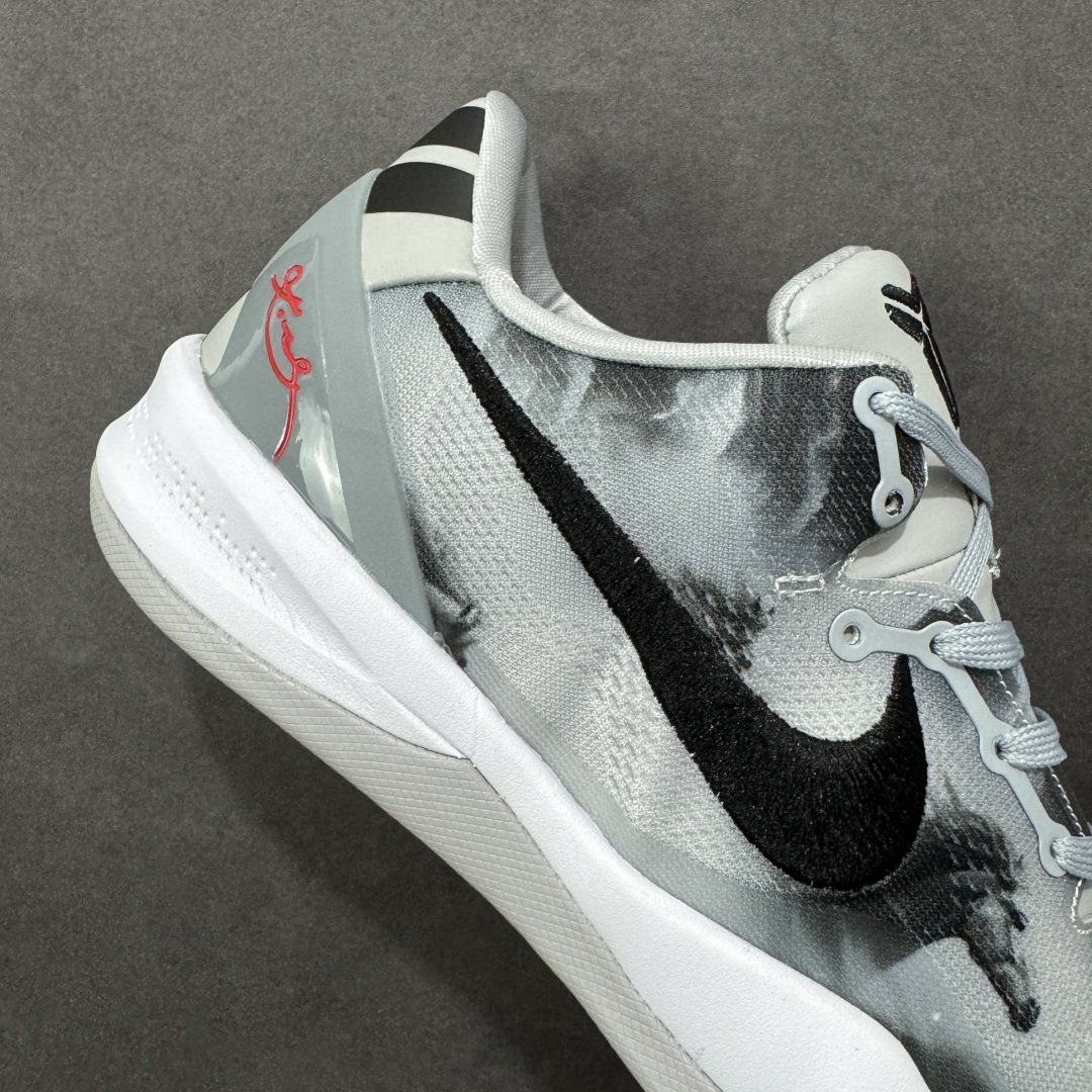 图片[6]-【定制版】Nike Kobe 8 Protro | 马年限定萌马涂鸦曼巴战靴，萌马踏春而来，曼巴精神再续传奇✨ 马年限定，萌趣满格纯白鞋面上，几只神态各异的萌马涂鸦栩栩如生：有的歪头憨笑，有的眼神灵动，仿佛把一整座春日牧场穿在脚上。经典的黑色Swoosh与鲜红外底形成撞色，在萌趣氛围中注入锐利的竞技感，后跟的红色曼巴签名更是情怀拉满，致敬科比永不言弃的精神内核。🛡️ 曼巴科技，实战硬核 – 轻质工程网布鞋面：透气不闷脚，同时提供精准包裹，急停变向时双脚稳如磐石。 – Phylon缓震中底：落地时柔和化解冲击力，起跳反馈干脆利落，助力每一次精准投射。- 人字纹外底：室内外场地通吃，强劲抓地力让你的启动、突破都扎实迅猛 货号：HF2793-010 尺码：38 38.5 39 40 40.5 41 42 42.5 43 44 44.5 45 46-选品中心