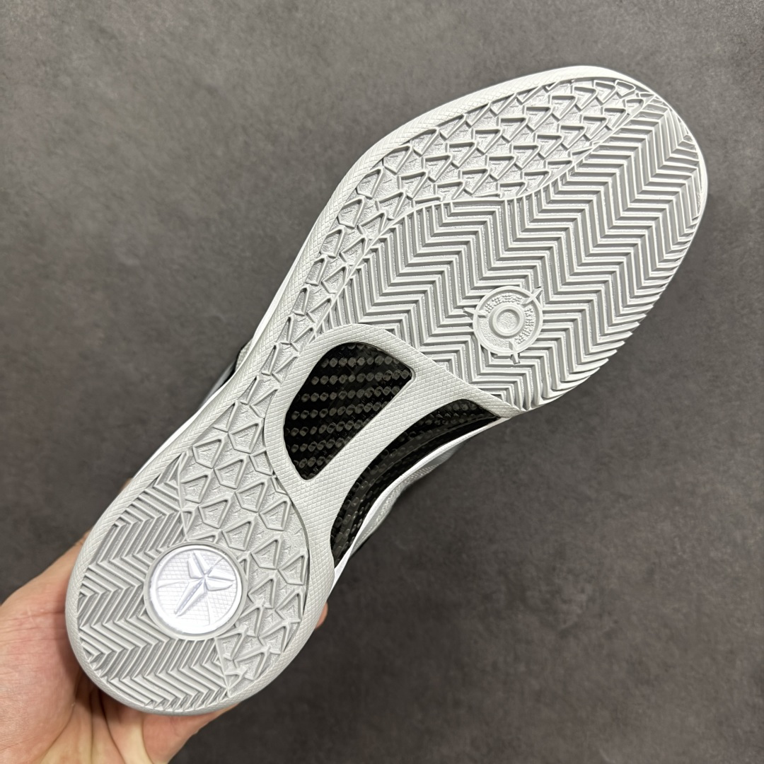 图片[9]-【定制版】Nike Kobe 8 Protro | 马年限定萌马涂鸦曼巴战靴，萌马踏春而来，曼巴精神再续传奇✨ 马年限定，萌趣满格纯白鞋面上，几只神态各异的萌马涂鸦栩栩如生：有的歪头憨笑，有的眼神灵动，仿佛把一整座春日牧场穿在脚上。经典的黑色Swoosh与鲜红外底形成撞色，在萌趣氛围中注入锐利的竞技感，后跟的红色曼巴签名更是情怀拉满，致敬科比永不言弃的精神内核。🛡️ 曼巴科技，实战硬核 – 轻质工程网布鞋面：透气不闷脚，同时提供精准包裹，急停变向时双脚稳如磐石。 – Phylon缓震中底：落地时柔和化解冲击力，起跳反馈干脆利落，助力每一次精准投射。- 人字纹外底：室内外场地通吃，强劲抓地力让你的启动、突破都扎实迅猛 货号：HF2793-010 尺码：38 38.5 39 40 40.5 41 42 42.5 43 44 44.5 45 46-选品中心