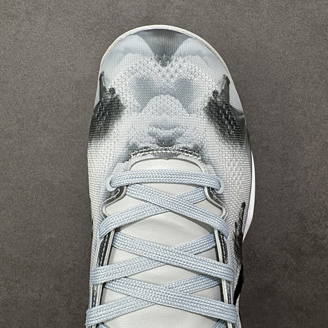 图片[8]-【定制版】Nike Kobe 8 Protro | 马年限定萌马涂鸦曼巴战靴，萌马踏春而来，曼巴精神再续传奇✨ 马年限定，萌趣满格纯白鞋面上，几只神态各异的萌马涂鸦栩栩如生：有的歪头憨笑，有的眼神灵动，仿佛把一整座春日牧场穿在脚上。经典的黑色Swoosh与鲜红外底形成撞色，在萌趣氛围中注入锐利的竞技感，后跟的红色曼巴签名更是情怀拉满，致敬科比永不言弃的精神内核。🛡️ 曼巴科技，实战硬核 – 轻质工程网布鞋面：透气不闷脚，同时提供精准包裹，急停变向时双脚稳如磐石。 – Phylon缓震中底：落地时柔和化解冲击力，起跳反馈干脆利落，助力每一次精准投射。- 人字纹外底：室内外场地通吃，强劲抓地力让你的启动、突破都扎实迅猛 货号：HF2793-010 尺码：38 38.5 39 40 40.5 41 42 42.5 43 44 44.5 45 46-选品中心