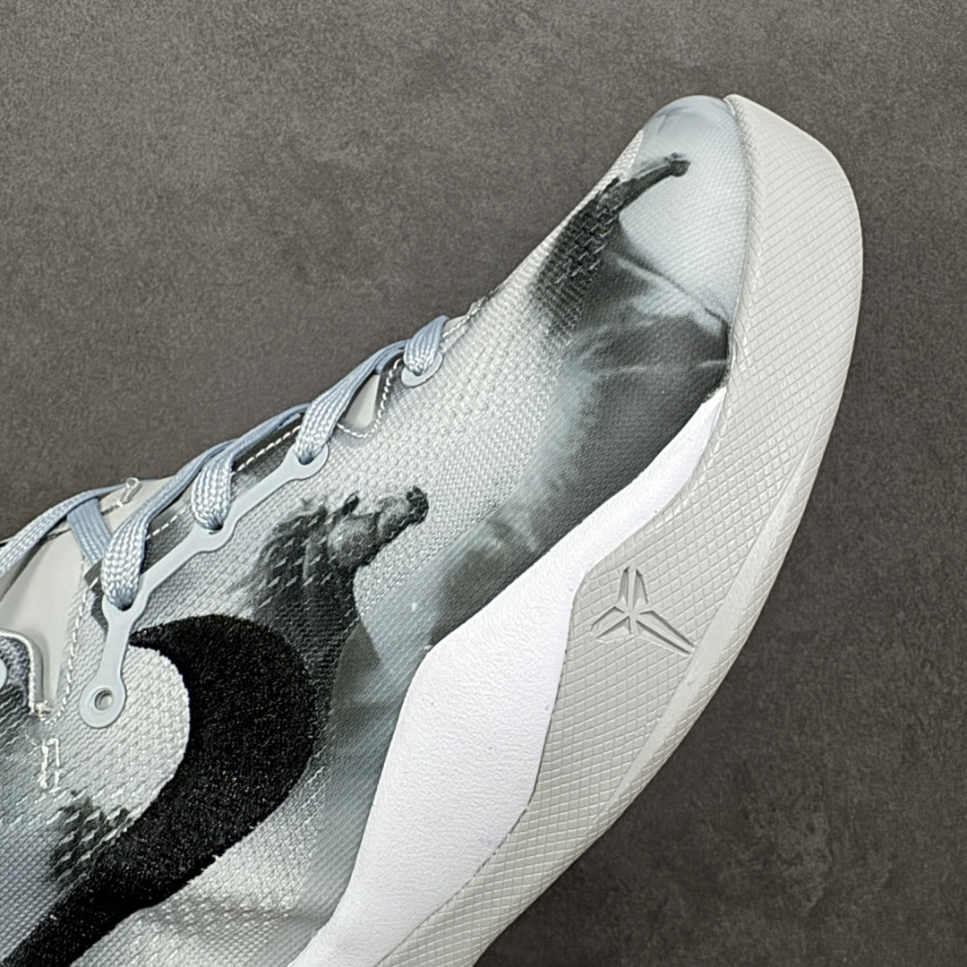 图片[5]-【定制版】Nike Kobe 8 Protro | 马年限定萌马涂鸦曼巴战靴，萌马踏春而来，曼巴精神再续传奇✨ 马年限定，萌趣满格纯白鞋面上，几只神态各异的萌马涂鸦栩栩如生：有的歪头憨笑，有的眼神灵动，仿佛把一整座春日牧场穿在脚上。经典的黑色Swoosh与鲜红外底形成撞色，在萌趣氛围中注入锐利的竞技感，后跟的红色曼巴签名更是情怀拉满，致敬科比永不言弃的精神内核。🛡️ 曼巴科技，实战硬核 – 轻质工程网布鞋面：透气不闷脚，同时提供精准包裹，急停变向时双脚稳如磐石。 – Phylon缓震中底：落地时柔和化解冲击力，起跳反馈干脆利落，助力每一次精准投射。- 人字纹外底：室内外场地通吃，强劲抓地力让你的启动、突破都扎实迅猛 货号：HF2793-010 尺码：38 38.5 39 40 40.5 41 42 42.5 43 44 44.5 45 46-选品中心