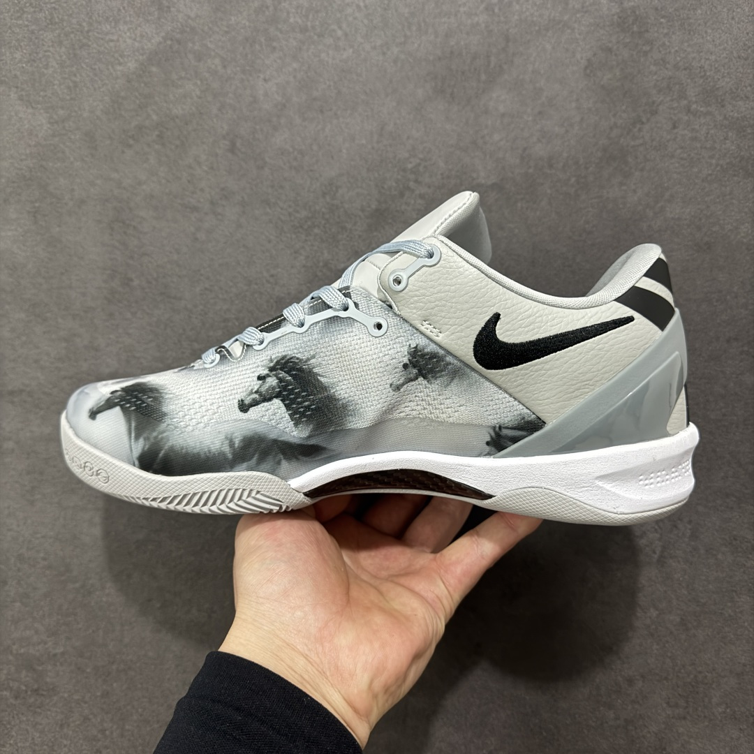 图片[2]-【定制版】Nike Kobe 8 Protro | 马年限定萌马涂鸦曼巴战靴，萌马踏春而来，曼巴精神再续传奇✨ 马年限定，萌趣满格纯白鞋面上，几只神态各异的萌马涂鸦栩栩如生：有的歪头憨笑，有的眼神灵动，仿佛把一整座春日牧场穿在脚上。经典的黑色Swoosh与鲜红外底形成撞色，在萌趣氛围中注入锐利的竞技感，后跟的红色曼巴签名更是情怀拉满，致敬科比永不言弃的精神内核。🛡️ 曼巴科技，实战硬核 – 轻质工程网布鞋面：透气不闷脚，同时提供精准包裹，急停变向时双脚稳如磐石。 – Phylon缓震中底：落地时柔和化解冲击力，起跳反馈干脆利落，助力每一次精准投射。- 人字纹外底：室内外场地通吃，强劲抓地力让你的启动、突破都扎实迅猛 货号：HF2793-010 尺码：38 38.5 39 40 40.5 41 42 42.5 43 44 44.5 45 46-选品中心