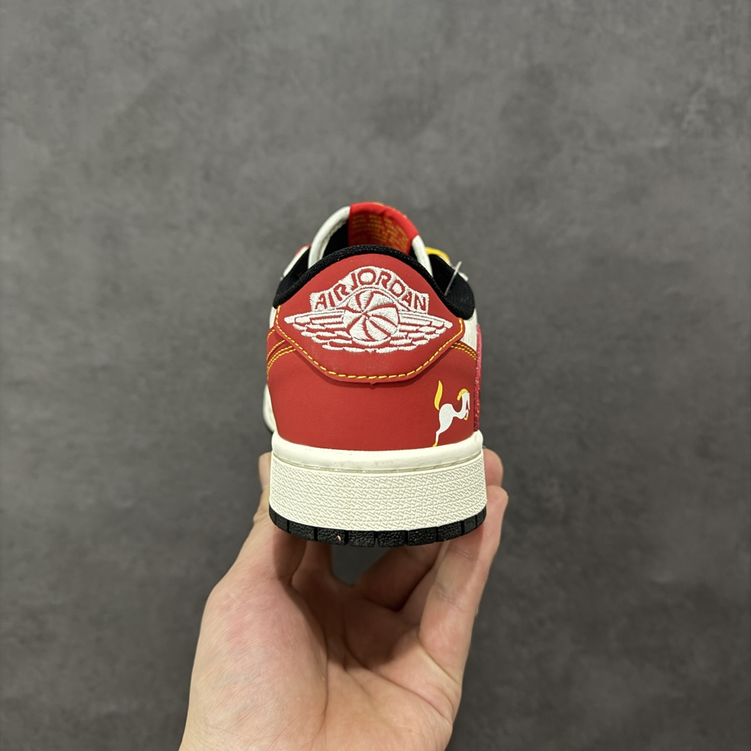 图片[4]-【定制版】Air Jordan 1 Low倒钩 2026 丙午马年限定款 采用白、红、金的喜庆撞色，红色迷彩纹解构倒钩 Swoosh 强化街头个性，鞋身融入金色马形图案、祥云纹样与 “马” 字印章，红黄格纹鞋带提升细节张力；既保留了 AJ1 的复古街头基因，又通过生肖与国风元素注入中式喜庆质感，凸显新年活力氛围。迷彩纹与马形祥云采用精细热转印工艺呈现，“马” 字印章以金色压印点缀，解构倒钩通过精准缝制实现线条感，撞色拼接处缝线规整，体现了迷彩国风风格下的细节精致度。 货号：XA2001-907 尺码：36 36.5 37.5 38 38.5 39 40 40.5 41 42 42.5 43 44 44.5 45-选品中心