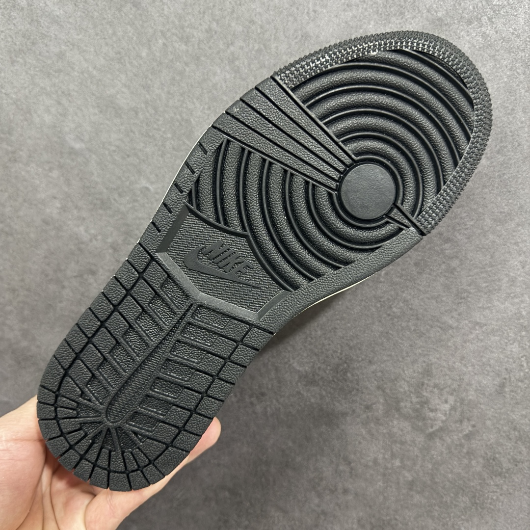 图片[9]-【定制版】Air Jordan 1 Low倒钩 2026 丙午马年限定款 采用白、红、金的喜庆撞色，红色迷彩纹解构倒钩 Swoosh 强化街头个性，鞋身融入金色马形图案、祥云纹样与 “马” 字印章，红黄格纹鞋带提升细节张力；既保留了 AJ1 的复古街头基因，又通过生肖与国风元素注入中式喜庆质感，凸显新年活力氛围。迷彩纹与马形祥云采用精细热转印工艺呈现，“马” 字印章以金色压印点缀，解构倒钩通过精准缝制实现线条感，撞色拼接处缝线规整，体现了迷彩国风风格下的细节精致度。 货号：XA2001-907 尺码：36 36.5 37.5 38 38.5 39 40 40.5 41 42 42.5 43 44 44.5 45-选品中心