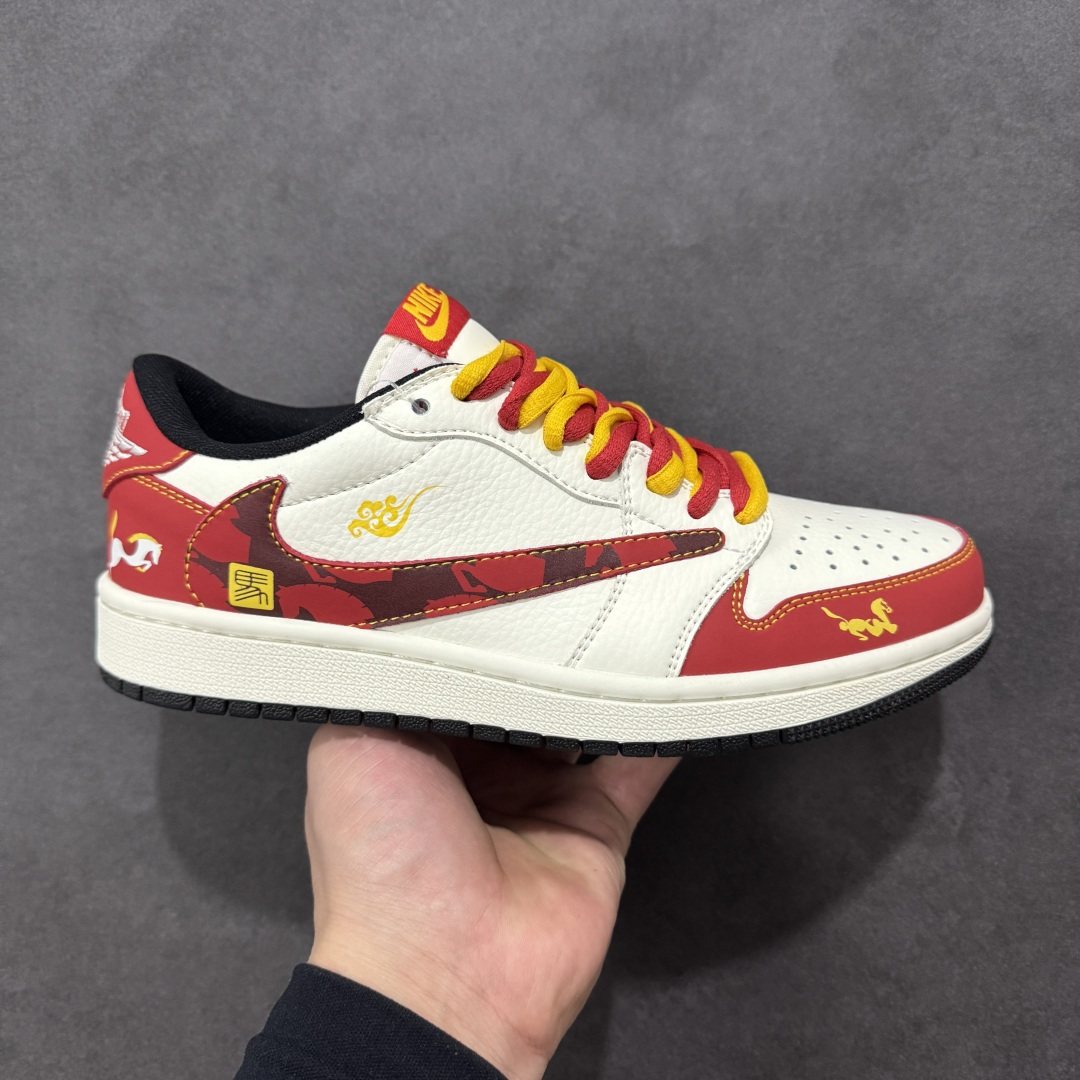 【定制版】Air Jordan 1 Low倒钩 2026 丙午马年限定款 采用白、红、金的喜庆撞色，红色迷彩纹解构倒钩 Swoosh 强化街头个性，鞋身融入金色马形图案、祥云纹样与 “马” 字印章，红黄格纹鞋带提升细节张力；既保留了 AJ1 的复古街头基因，又通过生肖与国风元素注入中式喜庆质感，凸显新年活力氛围。迷彩纹与马形祥云采用精细热转印工艺呈现，“马” 字印章以金色压印点缀，解构倒钩通过精准缝制实现线条感，撞色拼接处缝线规整，体现了迷彩国风风格下的细节精致度。 货号：XA2001-907 尺码：36 36.5 37.5 38 38.5 39 40 40.5 41 42 42.5 43 44 44.5 45-选品中心