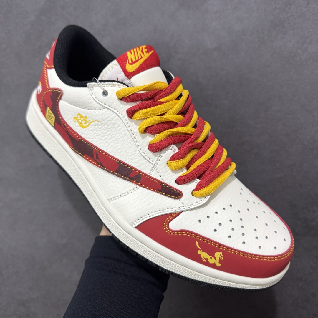 图片[3]-【定制版】Air Jordan 1 Low倒钩 2026 丙午马年限定款 采用白、红、金的喜庆撞色，红色迷彩纹解构倒钩 Swoosh 强化街头个性，鞋身融入金色马形图案、祥云纹样与 “马” 字印章，红黄格纹鞋带提升细节张力；既保留了 AJ1 的复古街头基因，又通过生肖与国风元素注入中式喜庆质感，凸显新年活力氛围。迷彩纹与马形祥云采用精细热转印工艺呈现，“马” 字印章以金色压印点缀，解构倒钩通过精准缝制实现线条感，撞色拼接处缝线规整，体现了迷彩国风风格下的细节精致度。 货号：XA2001-907 尺码：36 36.5 37.5 38 38.5 39 40 40.5 41 42 42.5 43 44 44.5 45-选品中心