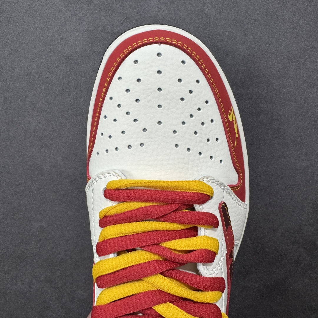 图片[8]-【定制版】Air Jordan 1 Low倒钩 2026 丙午马年限定款 采用白、红、金的喜庆撞色，红色迷彩纹解构倒钩 Swoosh 强化街头个性，鞋身融入金色马形图案、祥云纹样与 “马” 字印章，红黄格纹鞋带提升细节张力；既保留了 AJ1 的复古街头基因，又通过生肖与国风元素注入中式喜庆质感，凸显新年活力氛围。迷彩纹与马形祥云采用精细热转印工艺呈现，“马” 字印章以金色压印点缀，解构倒钩通过精准缝制实现线条感，撞色拼接处缝线规整，体现了迷彩国风风格下的细节精致度。 货号：XA2001-907 尺码：36 36.5 37.5 38 38.5 39 40 40.5 41 42 42.5 43 44 44.5 45-选品中心