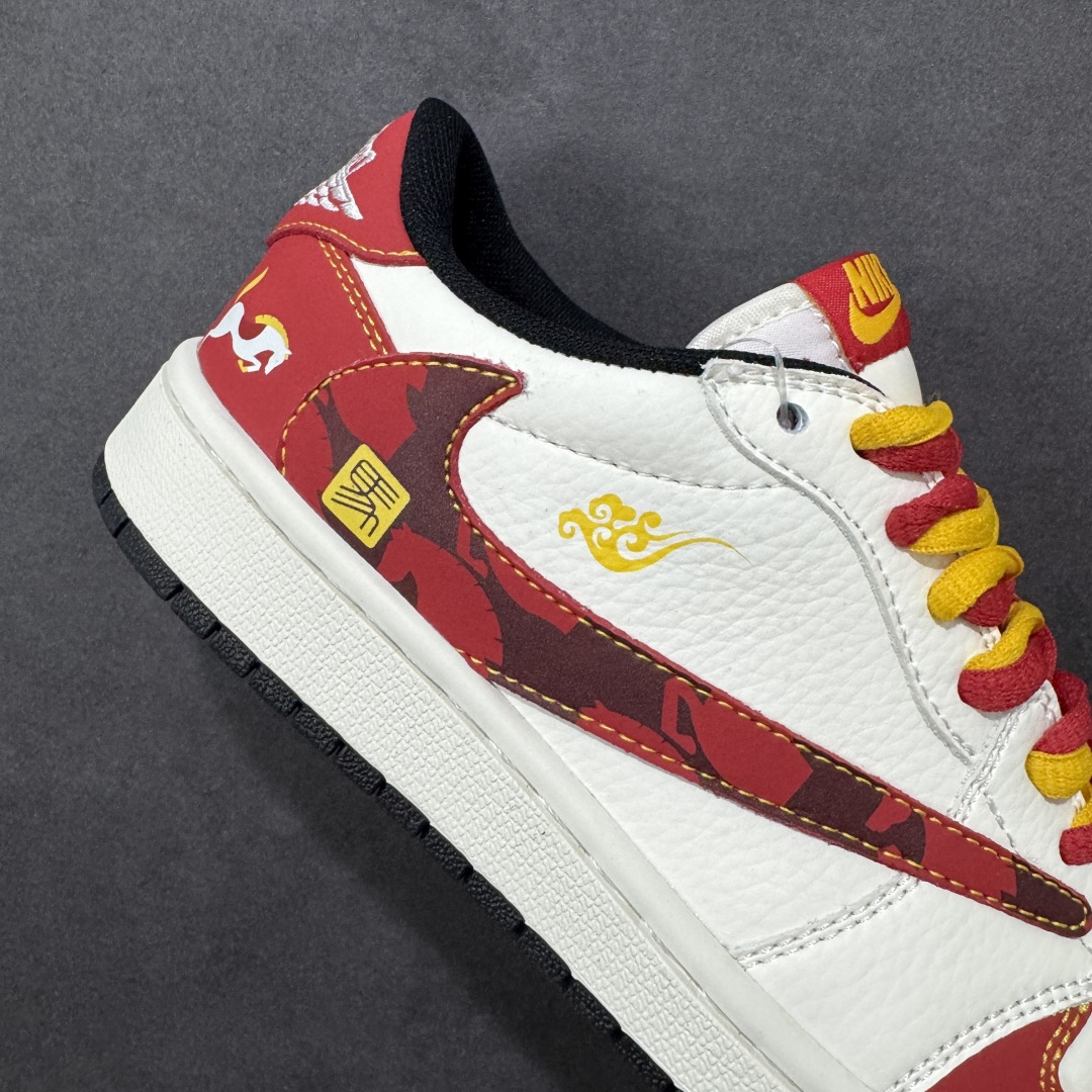 图片[6]-【定制版】Air Jordan 1 Low倒钩 2026 丙午马年限定款 采用白、红、金的喜庆撞色，红色迷彩纹解构倒钩 Swoosh 强化街头个性，鞋身融入金色马形图案、祥云纹样与 “马” 字印章，红黄格纹鞋带提升细节张力；既保留了 AJ1 的复古街头基因，又通过生肖与国风元素注入中式喜庆质感，凸显新年活力氛围。迷彩纹与马形祥云采用精细热转印工艺呈现，“马” 字印章以金色压印点缀，解构倒钩通过精准缝制实现线条感，撞色拼接处缝线规整，体现了迷彩国风风格下的细节精致度。 货号：XA2001-907 尺码：36 36.5 37.5 38 38.5 39 40 40.5 41 42 42.5 43 44 44.5 45-选品中心