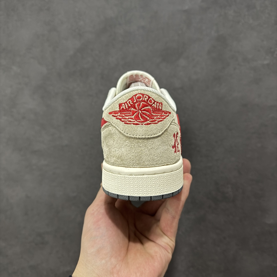 图片[4]-【定制版】Air Jordan 1 Low倒钩 2026 丙午马年限定款 采用红、白、金的经典新年撞色，红色 Swoosh 融入祥云纹样，鞋身点缀 “福” 字印章、金色 “2026” 艺术字样与马形图案；既保留了 AJ1 的街头潮流基因，又通过生肖、祥云与祝福元素注入浓厚的中式喜庆质感，凸显新年氛围。鞋面以红白皮革拼接为主，搭配红色鞋带与红白撞色橡胶鞋底，兼顾舒适触感与日常穿着的耐用性。 货号：LX1988-809 尺码：36 36.5 37.5 38 38.5 39 40 40.5 41 42 42.5 43 44 44.5-选品中心