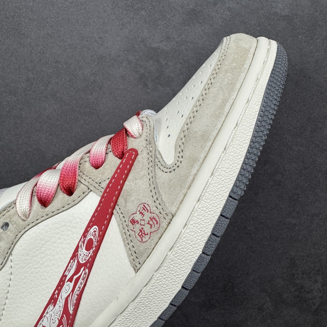 图片[5]-【定制版】Air Jordan 1 Low倒钩 2026 丙午马年限定款 采用红、白、金的经典新年撞色，红色 Swoosh 融入祥云纹样，鞋身点缀 “福” 字印章、金色 “2026” 艺术字样与马形图案；既保留了 AJ1 的街头潮流基因，又通过生肖、祥云与祝福元素注入浓厚的中式喜庆质感，凸显新年氛围。鞋面以红白皮革拼接为主，搭配红色鞋带与红白撞色橡胶鞋底，兼顾舒适触感与日常穿着的耐用性。 货号：LX1988-809 尺码：36 36.5 37.5 38 38.5 39 40 40.5 41 42 42.5 43 44 44.5-选品中心