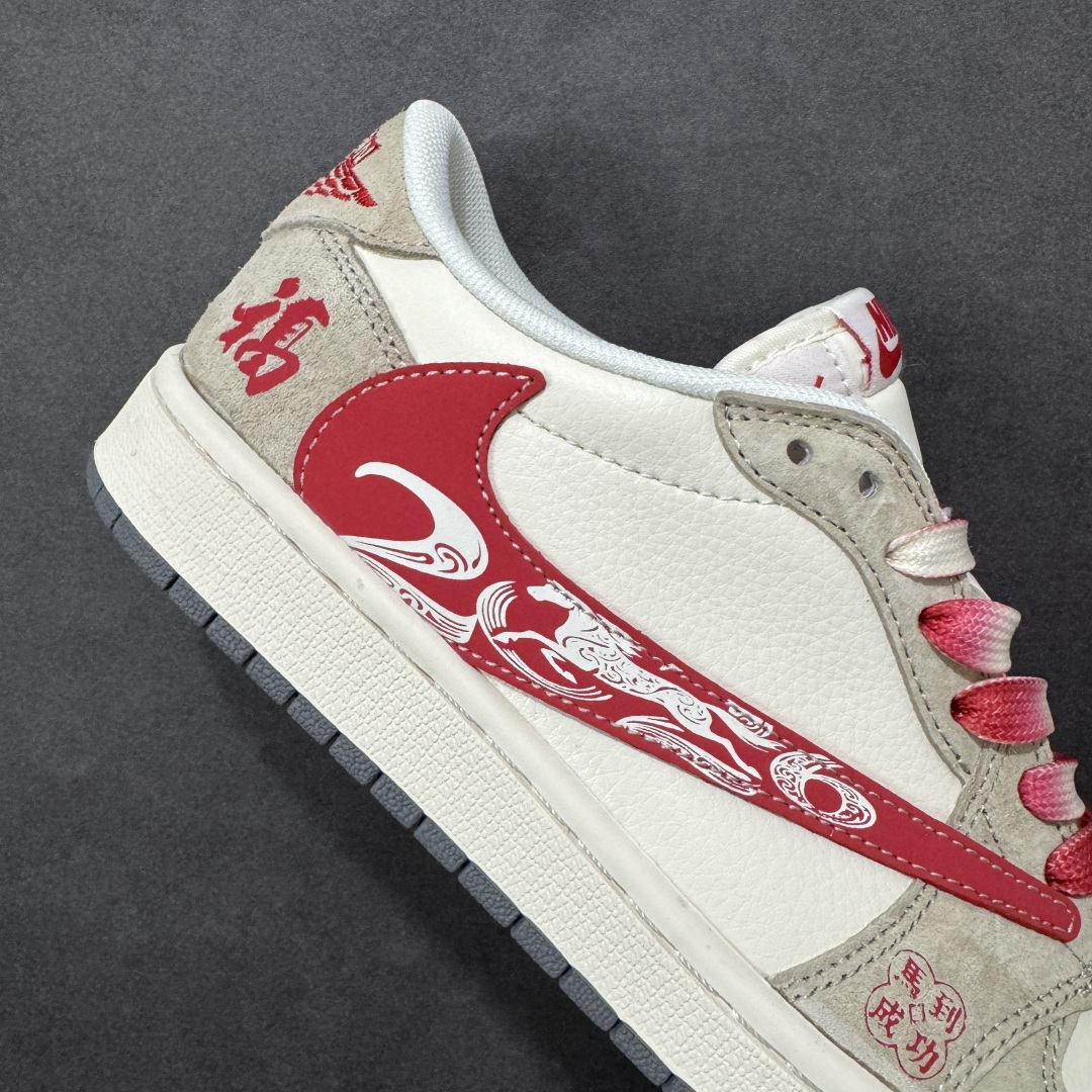 图片[6]-【定制版】Air Jordan 1 Low倒钩 2026 丙午马年限定款 采用红、白、金的经典新年撞色，红色 Swoosh 融入祥云纹样，鞋身点缀 “福” 字印章、金色 “2026” 艺术字样与马形图案；既保留了 AJ1 的街头潮流基因，又通过生肖、祥云与祝福元素注入浓厚的中式喜庆质感，凸显新年氛围。鞋面以红白皮革拼接为主，搭配红色鞋带与红白撞色橡胶鞋底，兼顾舒适触感与日常穿着的耐用性。 货号：LX1988-809 尺码：36 36.5 37.5 38 38.5 39 40 40.5 41 42 42.5 43 44 44.5-选品中心