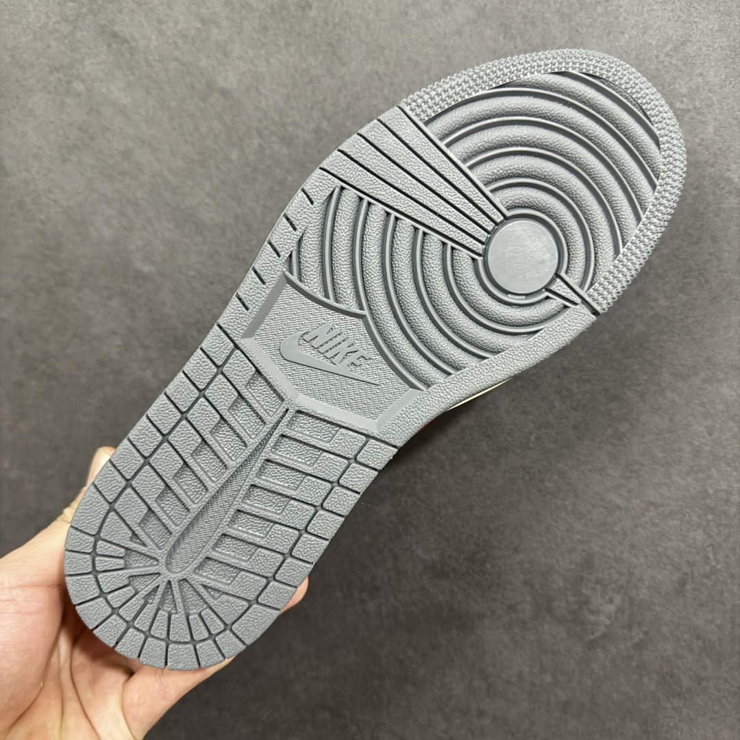 图片[9]-【定制版】Air Jordan 1 Low倒钩 2026 丙午马年限定款 采用红、白、金的经典新年撞色，红色 Swoosh 融入祥云纹样，鞋身点缀 “福” 字印章、金色 “2026” 艺术字样与马形图案；既保留了 AJ1 的街头潮流基因，又通过生肖、祥云与祝福元素注入浓厚的中式喜庆质感，凸显新年氛围。鞋面以红白皮革拼接为主，搭配红色鞋带与红白撞色橡胶鞋底，兼顾舒适触感与日常穿着的耐用性。 货号：LX1988-809 尺码：36 36.5 37.5 38 38.5 39 40 40.5 41 42 42.5 43 44 44.5-选品中心