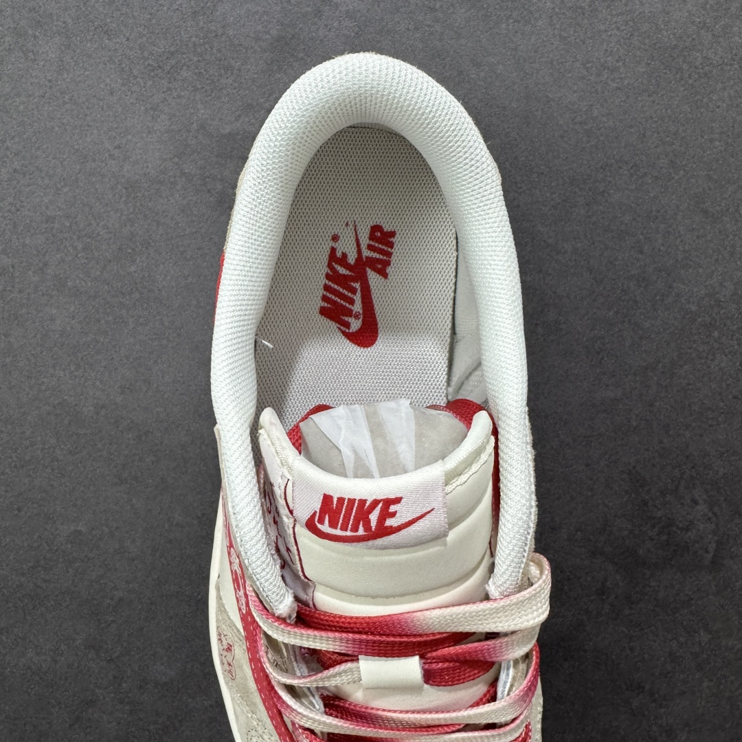 图片[7]-【定制版】Air Jordan 1 Low倒钩 2026 丙午马年限定款 采用红、白、金的经典新年撞色，红色 Swoosh 融入祥云纹样，鞋身点缀 “福” 字印章、金色 “2026” 艺术字样与马形图案；既保留了 AJ1 的街头潮流基因，又通过生肖、祥云与祝福元素注入浓厚的中式喜庆质感，凸显新年氛围。鞋面以红白皮革拼接为主，搭配红色鞋带与红白撞色橡胶鞋底，兼顾舒适触感与日常穿着的耐用性。 货号：LX1988-809 尺码：36 36.5 37.5 38 38.5 39 40 40.5 41 42 42.5 43 44 44.5-选品中心