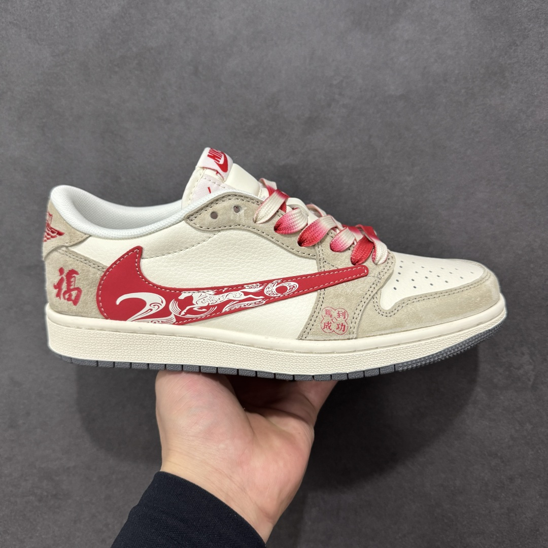 【定制版】Air Jordan 1 Low倒钩 2026 丙午马年限定款 采用红、白、金的经典新年撞色，红色 Swoosh 融入祥云纹样，鞋身点缀 “福” 字印章、金色 “2026” 艺术字样与马形图案；既保留了 AJ1 的街头潮流基因，又通过生肖、祥云与祝福元素注入浓厚的中式喜庆质感，凸显新年氛围。鞋面以红白皮革拼接为主，搭配红色鞋带与红白撞色橡胶鞋底，兼顾舒适触感与日常穿着的耐用性。 货号：LX1988-809 尺码：36 36.5 37.5 38 38.5 39 40 40.5 41 42 42.5 43 44 44.5-选品中心