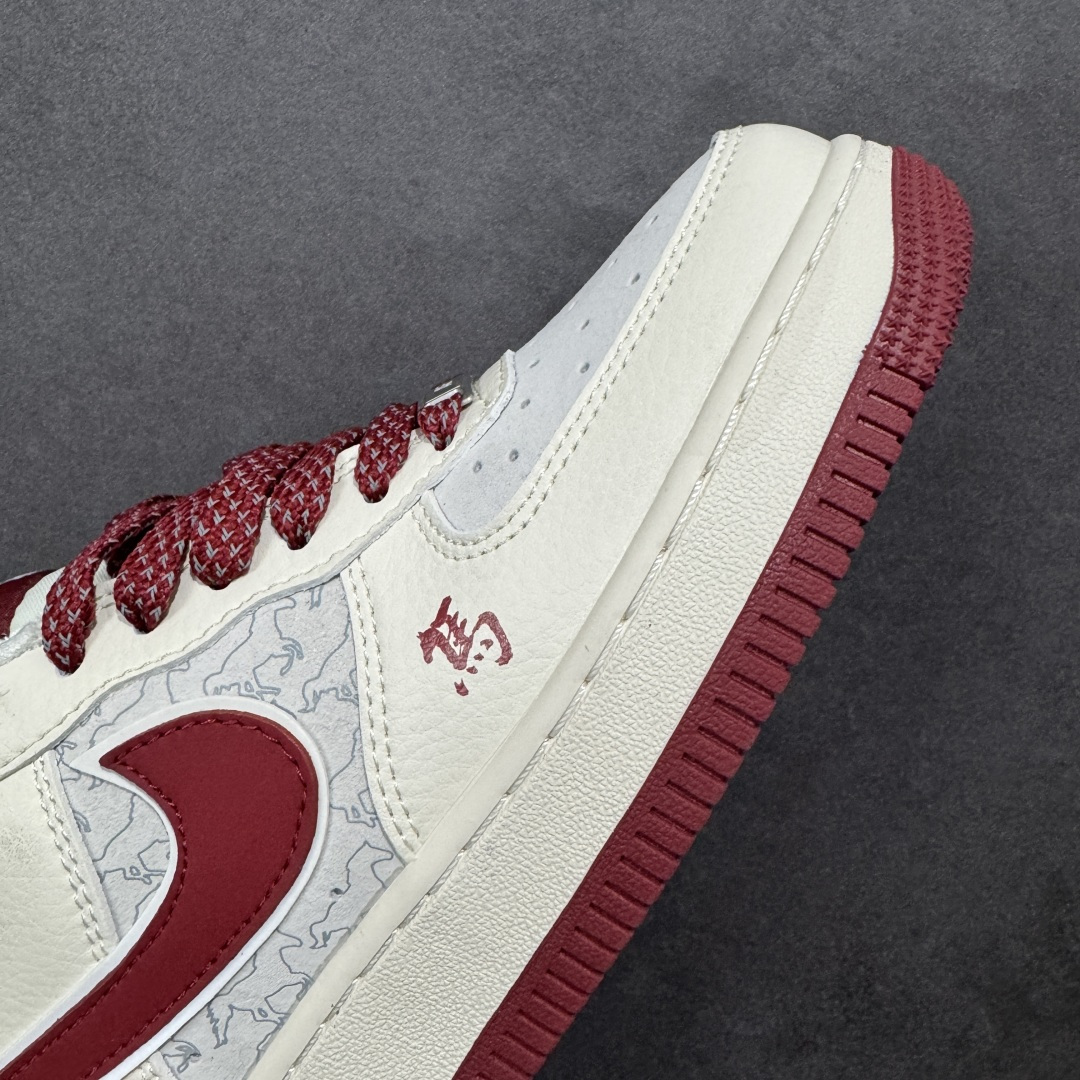 图片[5]-【定制版】马年定制AF1登场 AIR FORCE 1 这双马年专属AF1以米白与酒红碰撞出复古年味，鞋身暗藏“马”字书法印花与2026标识，搭配小马造型挂饰，细节里全是新年巧思。头层皮革鞋面柔软耐穿，Air Sole气垫加持日常舒适脚感，从拜年聚会到通勤上学，一双鞋搞定新年所有穿搭场景，既是潮流单品也是开运好物。 货号：HT5088-619 尺码：36 36.5 37.5 38 38.5 39 40 40.5 41 42 42.5 43 44 44.5 45-选品中心