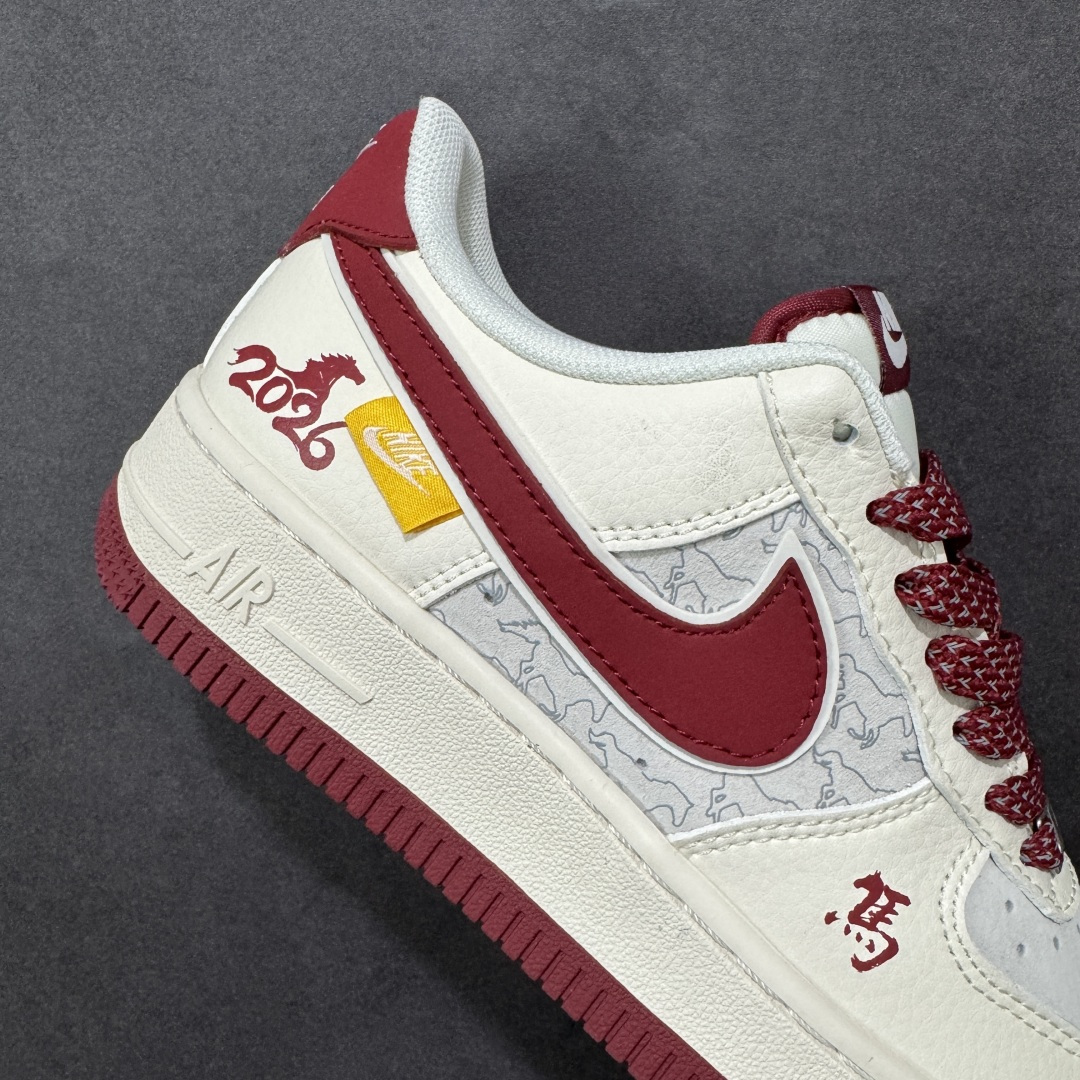 图片[6]-【定制版】马年定制AF1登场 AIR FORCE 1 这双马年专属AF1以米白与酒红碰撞出复古年味，鞋身暗藏“马”字书法印花与2026标识，搭配小马造型挂饰，细节里全是新年巧思。头层皮革鞋面柔软耐穿，Air Sole气垫加持日常舒适脚感，从拜年聚会到通勤上学，一双鞋搞定新年所有穿搭场景，既是潮流单品也是开运好物。 货号：HT5088-619 尺码：36 36.5 37.5 38 38.5 39 40 40.5 41 42 42.5 43 44 44.5 45-选品中心