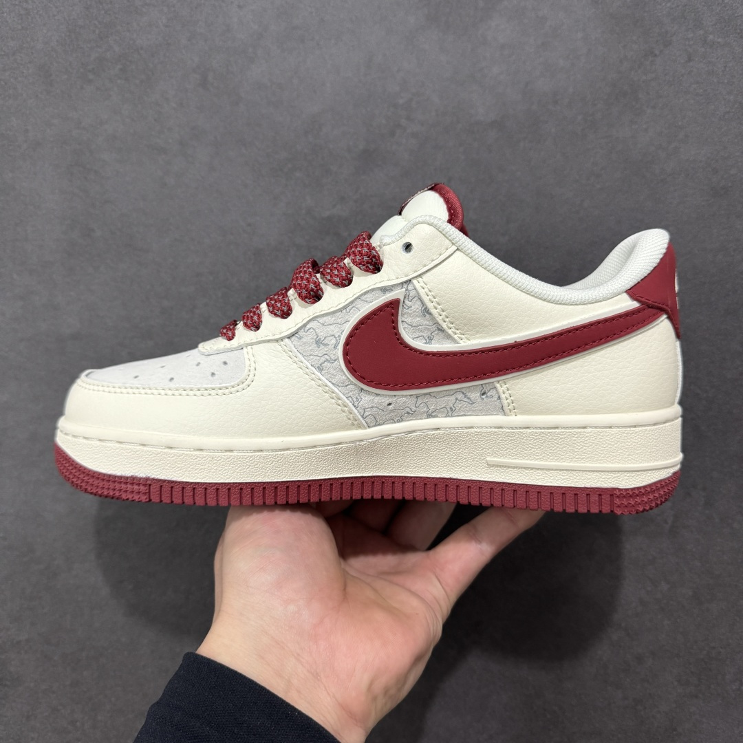 图片[2]-【定制版】马年定制AF1登场 AIR FORCE 1 这双马年专属AF1以米白与酒红碰撞出复古年味，鞋身暗藏“马”字书法印花与2026标识，搭配小马造型挂饰，细节里全是新年巧思。头层皮革鞋面柔软耐穿，Air Sole气垫加持日常舒适脚感，从拜年聚会到通勤上学，一双鞋搞定新年所有穿搭场景，既是潮流单品也是开运好物。 货号：HT5088-619 尺码：36 36.5 37.5 38 38.5 39 40 40.5 41 42 42.5 43 44 44.5 45-选品中心