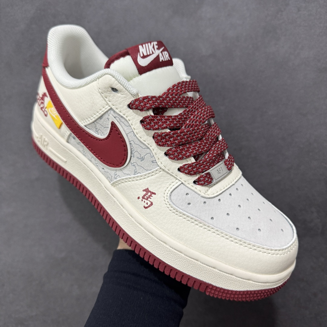 图片[3]-【定制版】马年定制AF1登场 AIR FORCE 1 这双马年专属AF1以米白与酒红碰撞出复古年味，鞋身暗藏“马”字书法印花与2026标识，搭配小马造型挂饰，细节里全是新年巧思。头层皮革鞋面柔软耐穿，Air Sole气垫加持日常舒适脚感，从拜年聚会到通勤上学，一双鞋搞定新年所有穿搭场景，既是潮流单品也是开运好物。 货号：HT5088-619 尺码：36 36.5 37.5 38 38.5 39 40 40.5 41 42 42.5 43 44 44.5 45-选品中心
