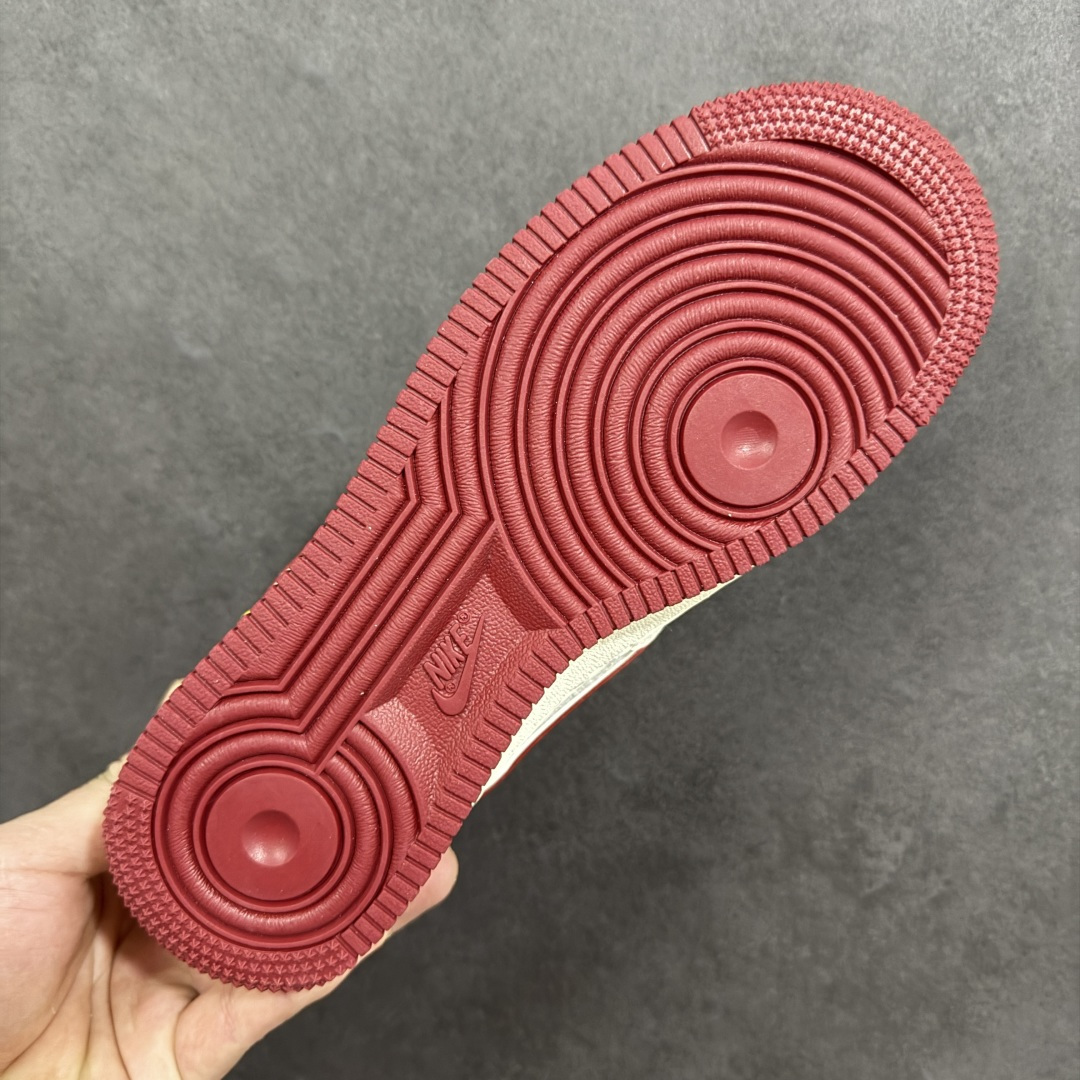 图片[9]-【定制版】马年定制AF1登场 AIR FORCE 1 这双马年专属AF1以米白与酒红碰撞出复古年味，鞋身暗藏“马”字书法印花与2026标识，搭配小马造型挂饰，细节里全是新年巧思。头层皮革鞋面柔软耐穿，Air Sole气垫加持日常舒适脚感，从拜年聚会到通勤上学，一双鞋搞定新年所有穿搭场景，既是潮流单品也是开运好物。 货号：HT5088-619 尺码：36 36.5 37.5 38 38.5 39 40 40.5 41 42 42.5 43 44 44.5 45-选品中心