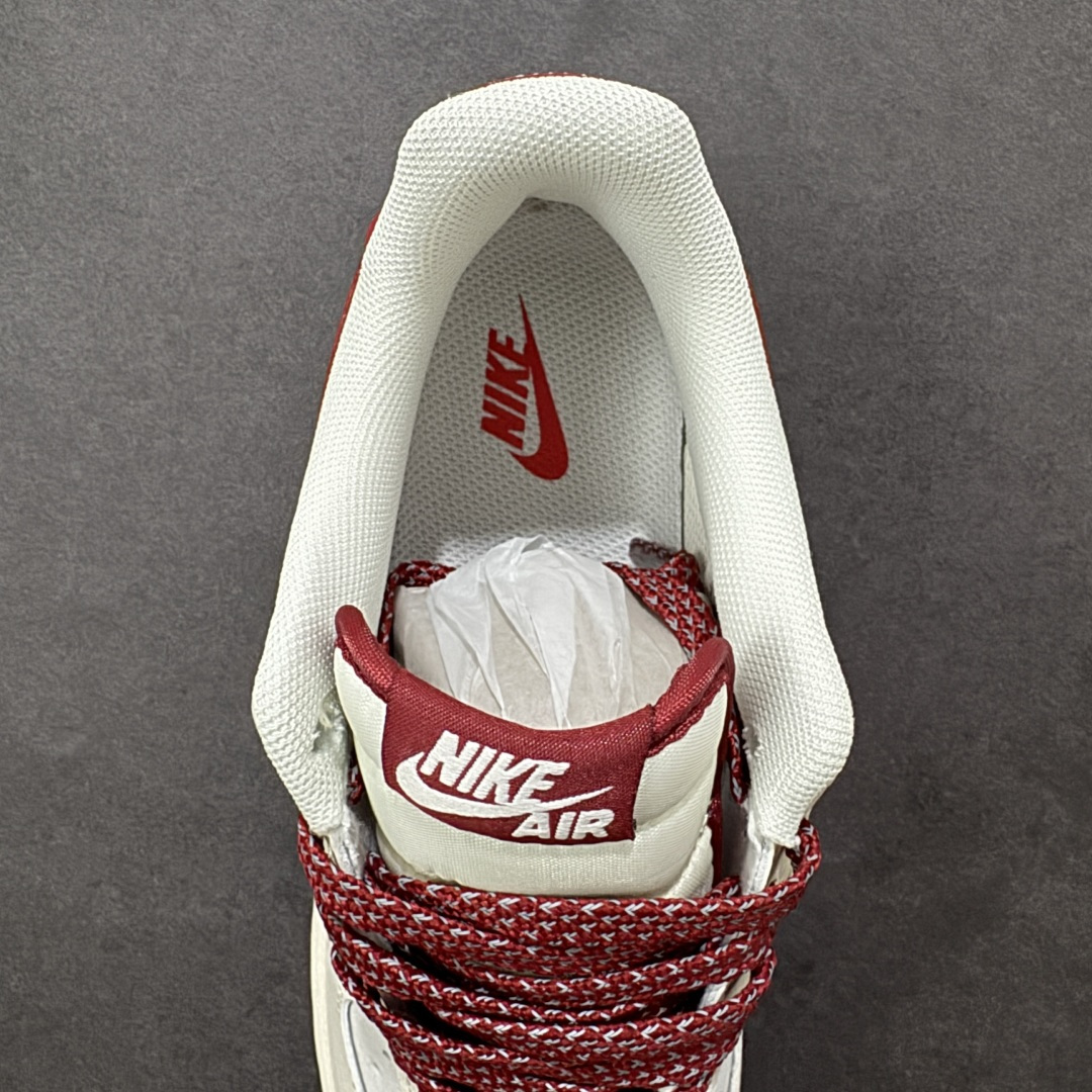 图片[7]-【定制版】马年定制AF1登场 AIR FORCE 1 这双马年专属AF1以米白与酒红碰撞出复古年味，鞋身暗藏“马”字书法印花与2026标识，搭配小马造型挂饰，细节里全是新年巧思。头层皮革鞋面柔软耐穿，Air Sole气垫加持日常舒适脚感，从拜年聚会到通勤上学，一双鞋搞定新年所有穿搭场景，既是潮流单品也是开运好物。 货号：HT5088-619 尺码：36 36.5 37.5 38 38.5 39 40 40.5 41 42 42.5 43 44 44.5 45-选品中心