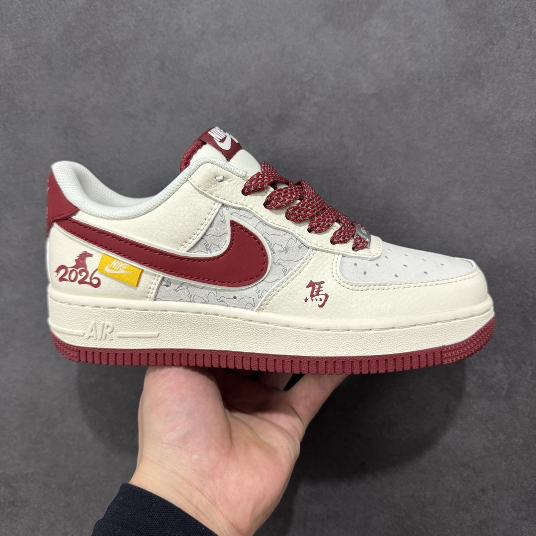 【定制版】马年定制AF1登场 AIR FORCE 1 这双马年专属AF1以米白与酒红碰撞出复古年味，鞋身暗藏“马”字书法印花与2026标识，搭配小马造型挂饰，细节里全是新年巧思。头层皮革鞋面柔软耐穿，Air Sole气垫加持日常舒适脚感，从拜年聚会到通勤上学，一双鞋搞定新年所有穿搭场景，既是潮流单品也是开运好物。 货号：HT5088-619 尺码：36 36.5 37.5 38 38.5 39 40 40.5 41 42 42.5 43 44 44.5 45-选品中心