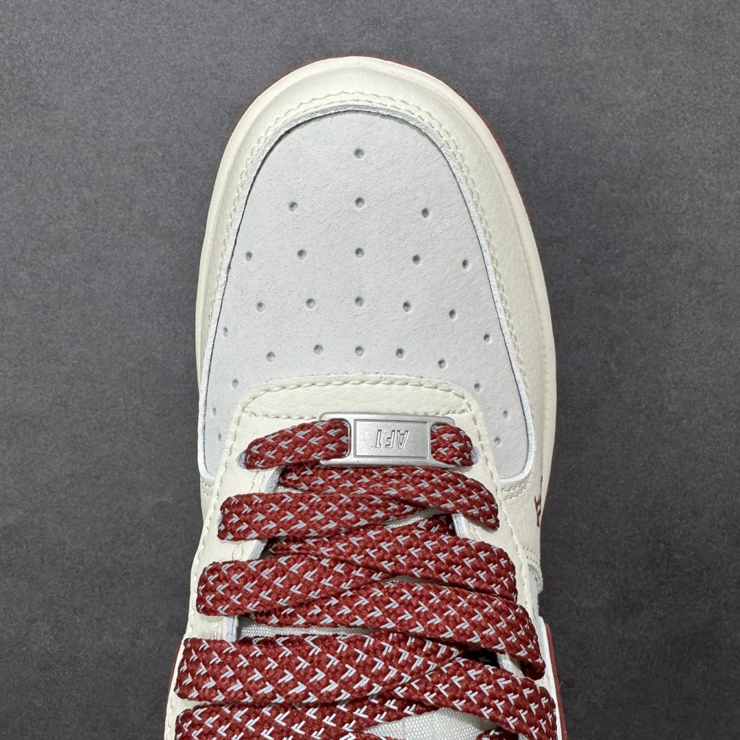 图片[8]-【定制版】马年定制AF1登场 AIR FORCE 1 这双马年专属AF1以米白与酒红碰撞出复古年味，鞋身暗藏“马”字书法印花与2026标识，搭配小马造型挂饰，细节里全是新年巧思。头层皮革鞋面柔软耐穿，Air Sole气垫加持日常舒适脚感，从拜年聚会到通勤上学，一双鞋搞定新年所有穿搭场景，既是潮流单品也是开运好物。 货号：HT5088-619 尺码：36 36.5 37.5 38 38.5 39 40 40.5 41 42 42.5 43 44 44.5 45-选品中心
