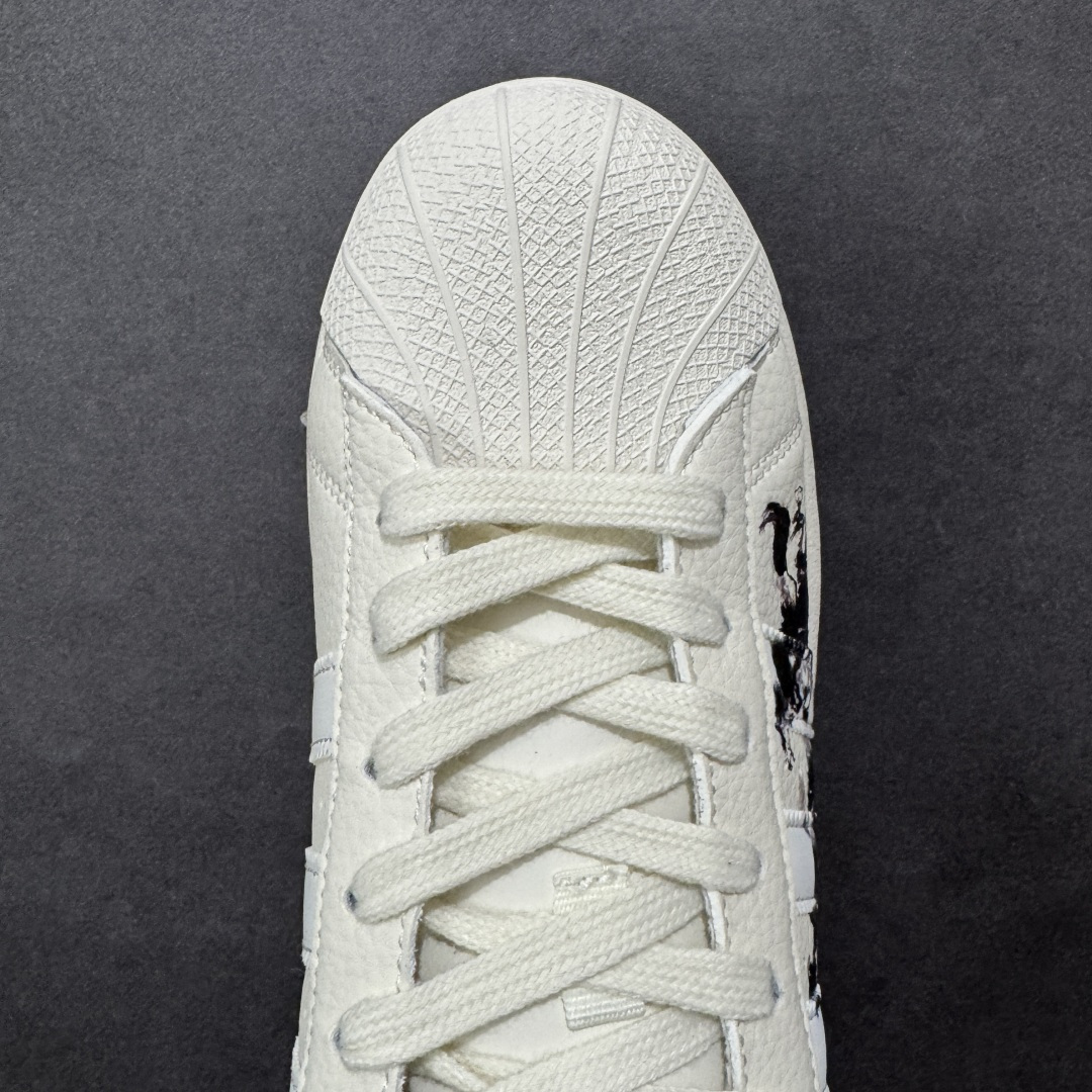 图片[8]-【定制版】水墨三叶草马年限定 ADIDAS SUPERSTAR 这双贝壳头以水墨奔马图案诠释国风美学，鞋尾红底搭配“马到成功”书法字样，把新年祝福穿在脚上。经典贝壳头设计耐穿百搭，橡胶大底防滑耐磨，从新年派对到日常出街，既能彰显文化底蕴又能拿捏潮流气质，是马年必入的国风潮鞋。 货号：JY8928 尺码：36 36.5 37.5 38 38.5 39 40 40.5 41 42 42.5 43 44 44.5 45-选品中心