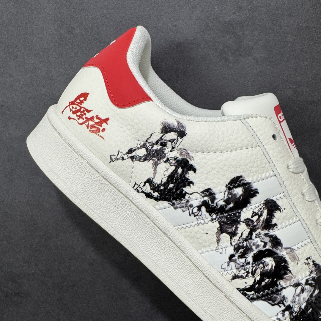 图片[6]-【定制版】水墨三叶草马年限定 ADIDAS SUPERSTAR 这双贝壳头以水墨奔马图案诠释国风美学，鞋尾红底搭配“马到成功”书法字样，把新年祝福穿在脚上。经典贝壳头设计耐穿百搭，橡胶大底防滑耐磨，从新年派对到日常出街，既能彰显文化底蕴又能拿捏潮流气质，是马年必入的国风潮鞋。 货号：JY8928 尺码：36 36.5 37.5 38 38.5 39 40 40.5 41 42 42.5 43 44 44.5 45-选品中心