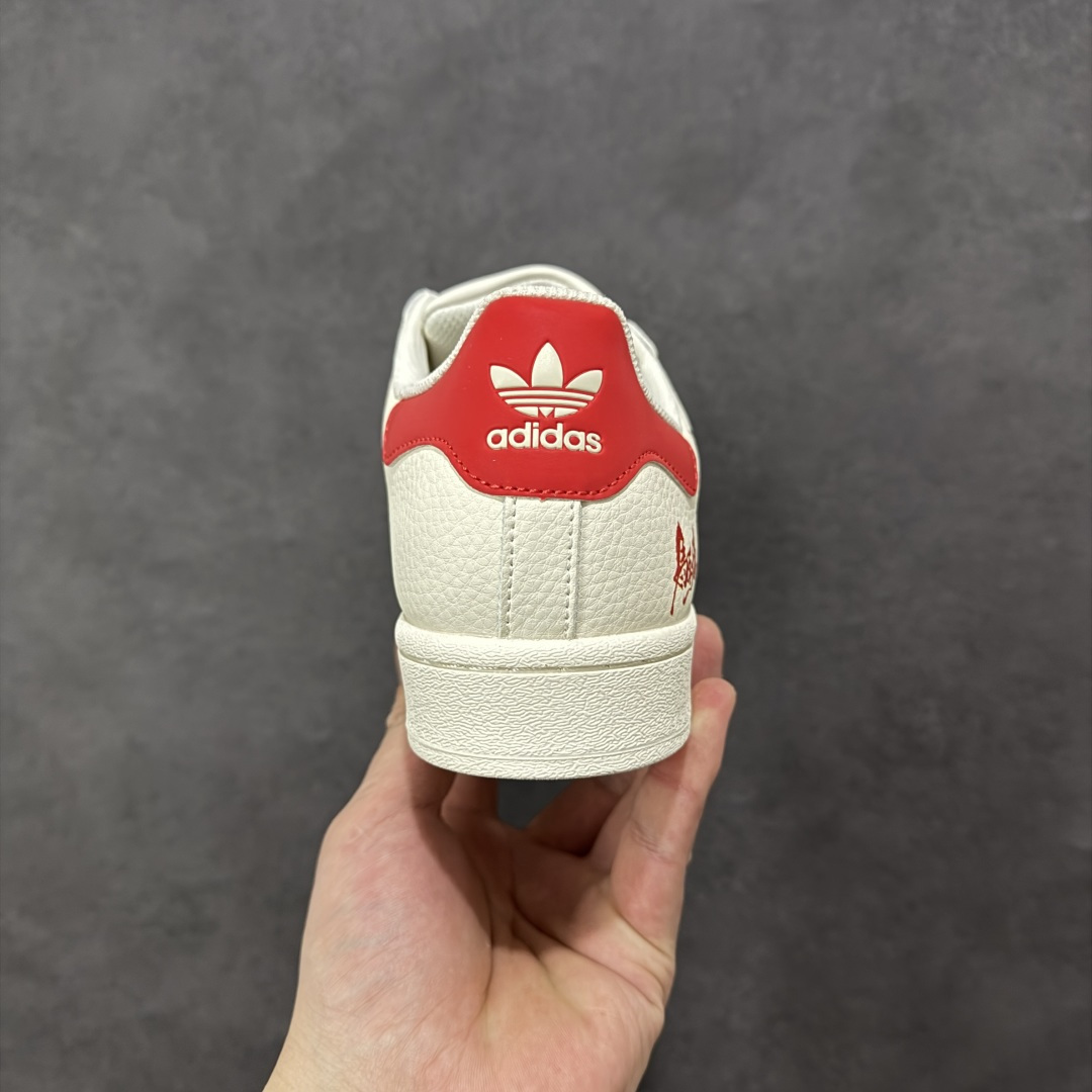 图片[4]-【定制版】水墨三叶草马年限定 ADIDAS SUPERSTAR 这双贝壳头以水墨奔马图案诠释国风美学，鞋尾红底搭配“马到成功”书法字样，把新年祝福穿在脚上。经典贝壳头设计耐穿百搭，橡胶大底防滑耐磨，从新年派对到日常出街，既能彰显文化底蕴又能拿捏潮流气质，是马年必入的国风潮鞋。 货号：JY8928 尺码：36 36.5 37.5 38 38.5 39 40 40.5 41 42 42.5 43 44 44.5 45-选品中心