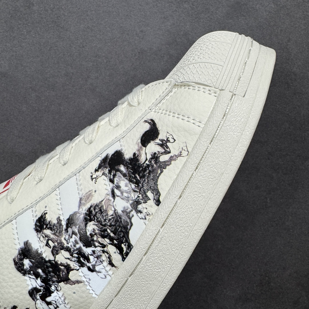 图片[5]-【定制版】水墨三叶草马年限定 ADIDAS SUPERSTAR 这双贝壳头以水墨奔马图案诠释国风美学，鞋尾红底搭配“马到成功”书法字样，把新年祝福穿在脚上。经典贝壳头设计耐穿百搭，橡胶大底防滑耐磨，从新年派对到日常出街，既能彰显文化底蕴又能拿捏潮流气质，是马年必入的国风潮鞋。 货号：JY8928 尺码：36 36.5 37.5 38 38.5 39 40 40.5 41 42 42.5 43 44 44.5 45-选品中心