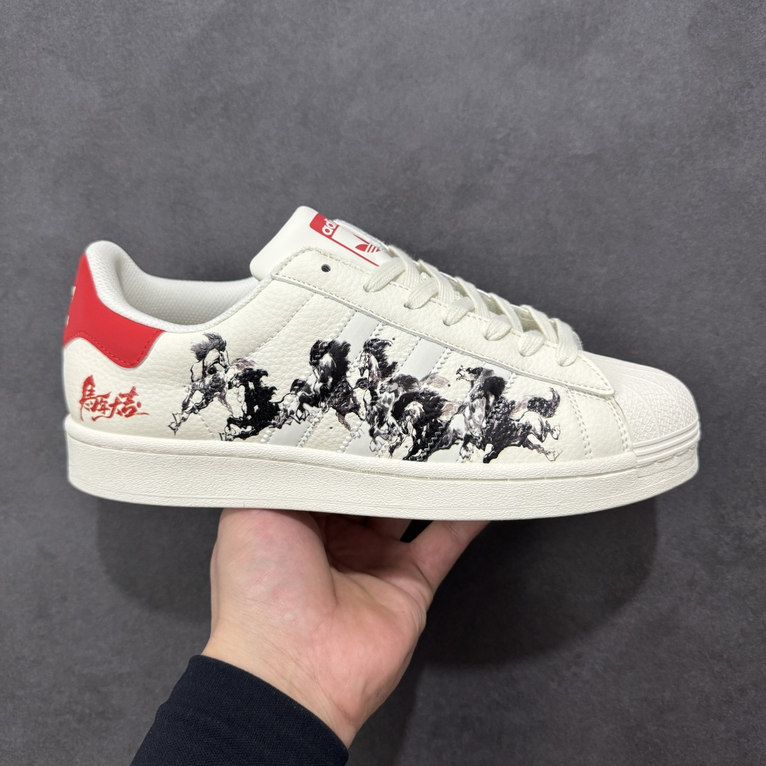 【定制版】水墨三叶草马年限定 ADIDAS SUPERSTAR 这双贝壳头以水墨奔马图案诠释国风美学，鞋尾红底搭配“马到成功”书法字样，把新年祝福穿在脚上。经典贝壳头设计耐穿百搭，橡胶大底防滑耐磨，从新年派对到日常出街，既能彰显文化底蕴又能拿捏潮流气质，是马年必入的国风潮鞋。 货号：JY8928 尺码：36 36.5 37.5 38 38.5 39 40 40.5 41 42 42.5 43 44 44.5 45-选品中心