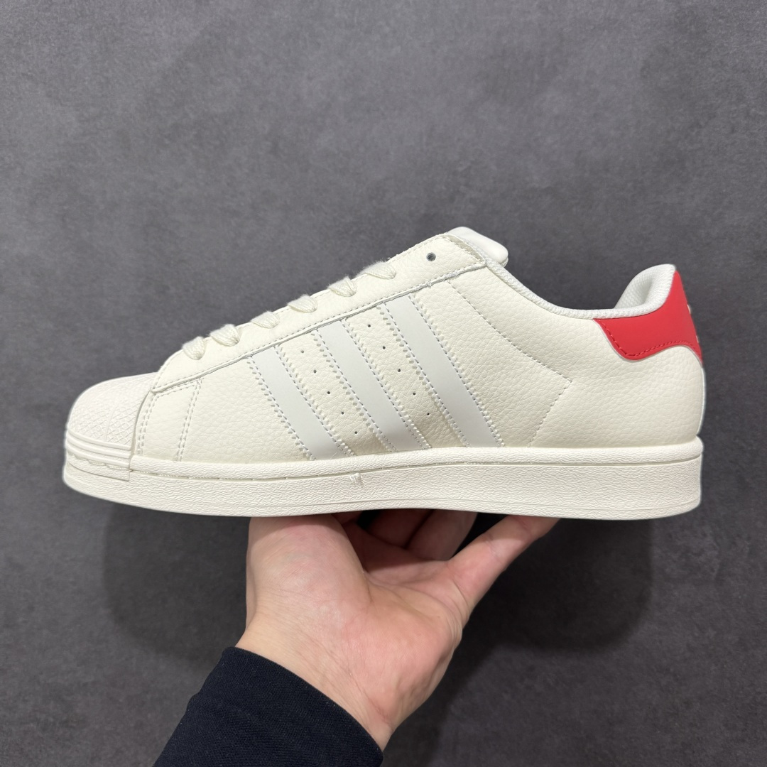 图片[2]-【定制版】水墨三叶草马年限定 ADIDAS SUPERSTAR 这双贝壳头以水墨奔马图案诠释国风美学，鞋尾红底搭配“马到成功”书法字样，把新年祝福穿在脚上。经典贝壳头设计耐穿百搭，橡胶大底防滑耐磨，从新年派对到日常出街，既能彰显文化底蕴又能拿捏潮流气质，是马年必入的国风潮鞋。 货号：JY8928 尺码：36 36.5 37.5 38 38.5 39 40 40.5 41 42 42.5 43 44 44.5 45-选品中心