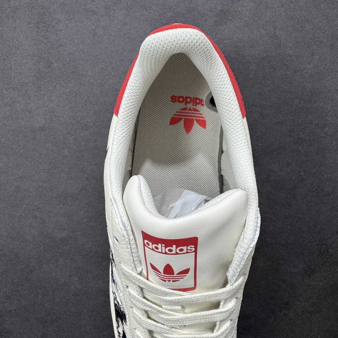 图片[7]-【定制版】水墨三叶草马年限定 ADIDAS SUPERSTAR 这双贝壳头以水墨奔马图案诠释国风美学，鞋尾红底搭配“马到成功”书法字样，把新年祝福穿在脚上。经典贝壳头设计耐穿百搭，橡胶大底防滑耐磨，从新年派对到日常出街，既能彰显文化底蕴又能拿捏潮流气质，是马年必入的国风潮鞋。 货号：JY8928 尺码：36 36.5 37.5 38 38.5 39 40 40.5 41 42 42.5 43 44 44.5 45-选品中心