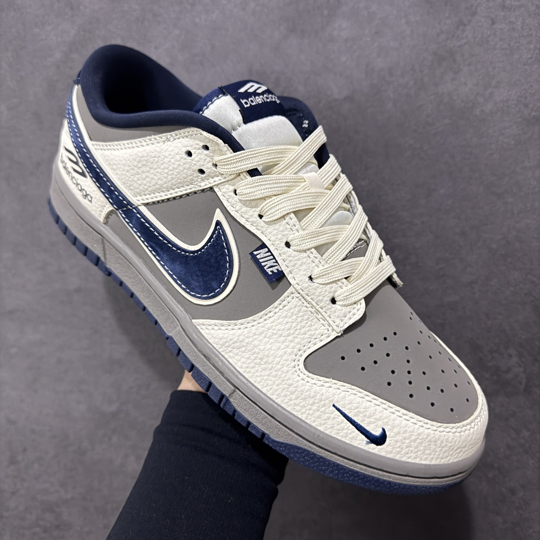 图片[3]-【定制版】2026新款定制限量发售Nike SB Dunk Low“巴黎世家联名限定——白灰蓝猪八” 米白+雾霾灰+深海蓝的复古配色，细腻荔枝纹皮革拼接翻毛皮，层次丰富又显质感。 #高端定制 低帮休闲板鞋 定制鞋盒 大厂纯原品质出货 超高清洁度 皮料切割干净无任何毛边 细节完美 货号：TX1688-020 尺码：36 36.5 37.5 38 38.5 39 40 40.5 41 42 42.5 43 44 44.5 45-选品中心
