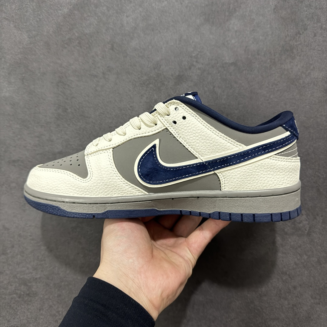 图片[2]-【定制版】2026新款定制限量发售Nike SB Dunk Low“巴黎世家联名限定——白灰蓝猪八” 米白+雾霾灰+深海蓝的复古配色，细腻荔枝纹皮革拼接翻毛皮，层次丰富又显质感。 #高端定制 低帮休闲板鞋 定制鞋盒 大厂纯原品质出货 超高清洁度 皮料切割干净无任何毛边 细节完美 货号：TX1688-020 尺码：36 36.5 37.5 38 38.5 39 40 40.5 41 42 42.5 43 44 44.5 45-选品中心