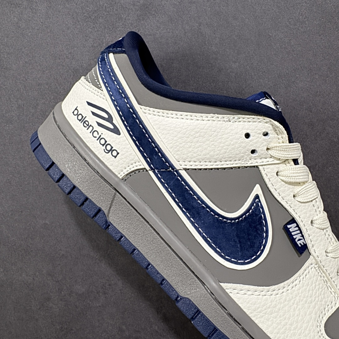 图片[6]-【定制版】2026新款定制限量发售Nike SB Dunk Low“巴黎世家联名限定——白灰蓝猪八” 米白+雾霾灰+深海蓝的复古配色，细腻荔枝纹皮革拼接翻毛皮，层次丰富又显质感。 #高端定制 低帮休闲板鞋 定制鞋盒 大厂纯原品质出货 超高清洁度 皮料切割干净无任何毛边 细节完美 货号：TX1688-020 尺码：36 36.5 37.5 38 38.5 39 40 40.5 41 42 42.5 43 44 44.5 45-选品中心