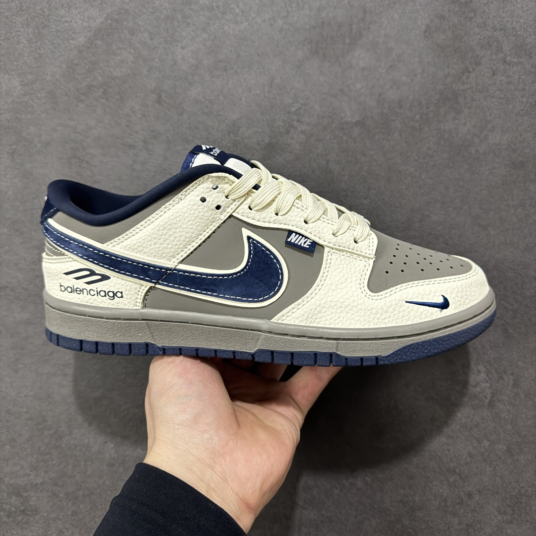 【定制版】2026新款定制限量发售Nike SB Dunk Low“巴黎世家联名限定------白灰蓝猪八” 米白+雾霾灰+深海蓝的复古配色,细腻荔枝纹皮革拼接翻毛皮,层次丰富又显质感。 #高端定制 低帮休闲板鞋 定制鞋盒 大厂纯原品质出货 超高清洁度 皮料切割干净无任何毛边 细节完美 货号:TX1688-020 尺码:36 36.5 37.5 38 38.5 39 40 40.5 41 42 42.5 43 44 44.5 45-选品中心
