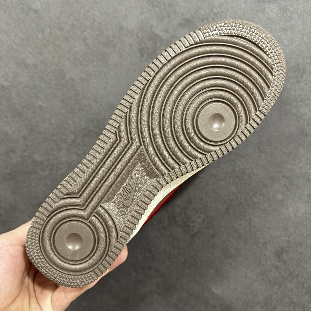 图片[9]-【定制版】NIke Air Force 1 \’07 Low “马年限定–暖棕朱红” 空军一号低帮 运动鞋 休闲鞋 折边针车 工艺难度大 原楦头原纸板 高端定制鞋盒 原厂鞋底 超高清洁度 细节完美 货号：NH0601-516 尺码：36 36.5 37.5 38 38.5 39 40 40.5 41 42 42.5 43 44 44.5 45-选品中心