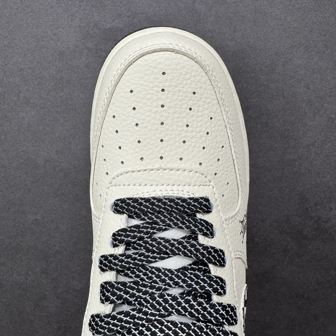 图片[8]-【定制版】2026马年限定！Nike Air Force 1 Low 空军一号 爆款高端定制 扑克牌花纹藏着小趣味，讨喜又吸睛！小马挂饰+“马到成功”鞋盒，好运开挂！ 鞋身印有扑克牌花色图案，搭配红色小马玩偶挂饰，下方鞋盒印有金色“马到成功”字样与奔马图案，完整呼应生肖主题。米白荔枝纹搭配黑色鞋舌、鞋跟及外底，呈现简约复古的视觉效果。 定制鞋盒 大厂纯原品质出货 超高清洁度 皮料切割干净无任何毛边 细节完美 货号：KJ1688-026 尺码：36 36.5 37.5 38 38.5 39 40 40.5 41 42 42.5 43 44 44.5 45-选品中心