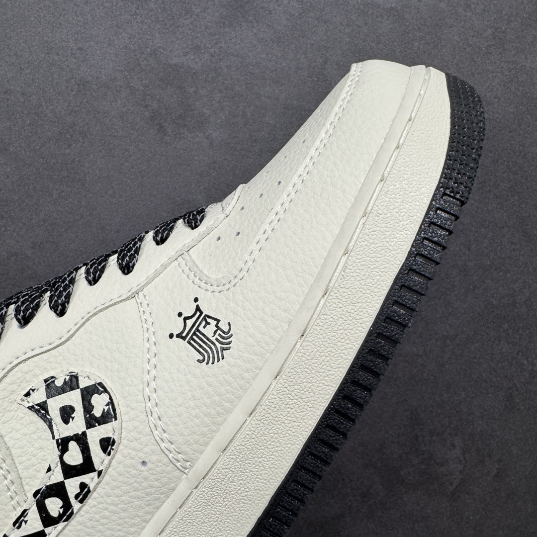 图片[5]-【定制版】2026马年限定！Nike Air Force 1 Low 空军一号 爆款高端定制 扑克牌花纹藏着小趣味，讨喜又吸睛！小马挂饰+“马到成功”鞋盒，好运开挂！ 鞋身印有扑克牌花色图案，搭配红色小马玩偶挂饰，下方鞋盒印有金色“马到成功”字样与奔马图案，完整呼应生肖主题。米白荔枝纹搭配黑色鞋舌、鞋跟及外底，呈现简约复古的视觉效果。 定制鞋盒 大厂纯原品质出货 超高清洁度 皮料切割干净无任何毛边 细节完美 货号：KJ1688-026 尺码：36 36.5 37.5 38 38.5 39 40 40.5 41 42 42.5 43 44 44.5 45-选品中心