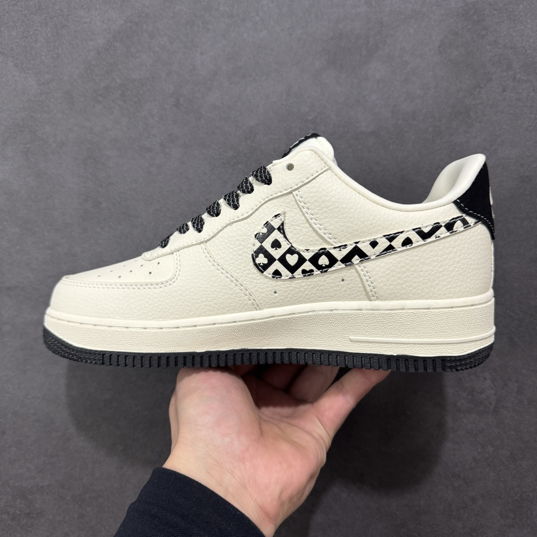 图片[2]-【定制版】2026马年限定！Nike Air Force 1 Low 空军一号 爆款高端定制 扑克牌花纹藏着小趣味，讨喜又吸睛！小马挂饰+“马到成功”鞋盒，好运开挂！ 鞋身印有扑克牌花色图案，搭配红色小马玩偶挂饰，下方鞋盒印有金色“马到成功”字样与奔马图案，完整呼应生肖主题。米白荔枝纹搭配黑色鞋舌、鞋跟及外底，呈现简约复古的视觉效果。 定制鞋盒 大厂纯原品质出货 超高清洁度 皮料切割干净无任何毛边 细节完美 货号：KJ1688-026 尺码：36 36.5 37.5 38 38.5 39 40 40.5 41 42 42.5 43 44 44.5 45-选品中心