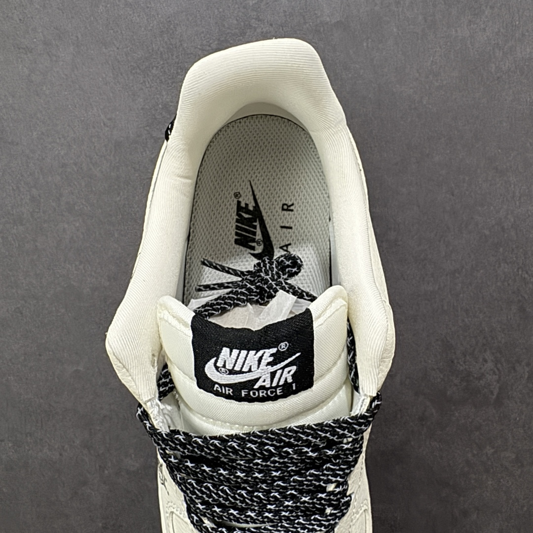 图片[7]-【定制版】2026马年限定！Nike Air Force 1 Low 空军一号 爆款高端定制 扑克牌花纹藏着小趣味，讨喜又吸睛！小马挂饰+“马到成功”鞋盒，好运开挂！ 鞋身印有扑克牌花色图案，搭配红色小马玩偶挂饰，下方鞋盒印有金色“马到成功”字样与奔马图案，完整呼应生肖主题。米白荔枝纹搭配黑色鞋舌、鞋跟及外底，呈现简约复古的视觉效果。 定制鞋盒 大厂纯原品质出货 超高清洁度 皮料切割干净无任何毛边 细节完美 货号：KJ1688-026 尺码：36 36.5 37.5 38 38.5 39 40 40.5 41 42 42.5 43 44 44.5 45-选品中心