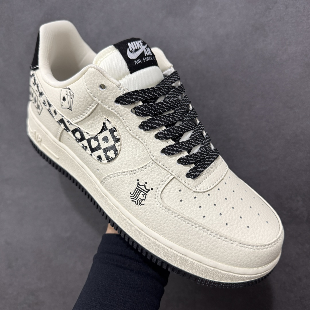 图片[3]-【定制版】2026马年限定！Nike Air Force 1 Low 空军一号 爆款高端定制 扑克牌花纹藏着小趣味，讨喜又吸睛！小马挂饰+“马到成功”鞋盒，好运开挂！ 鞋身印有扑克牌花色图案，搭配红色小马玩偶挂饰，下方鞋盒印有金色“马到成功”字样与奔马图案，完整呼应生肖主题。米白荔枝纹搭配黑色鞋舌、鞋跟及外底，呈现简约复古的视觉效果。 定制鞋盒 大厂纯原品质出货 超高清洁度 皮料切割干净无任何毛边 细节完美 货号：KJ1688-026 尺码：36 36.5 37.5 38 38.5 39 40 40.5 41 42 42.5 43 44 44.5 45-选品中心