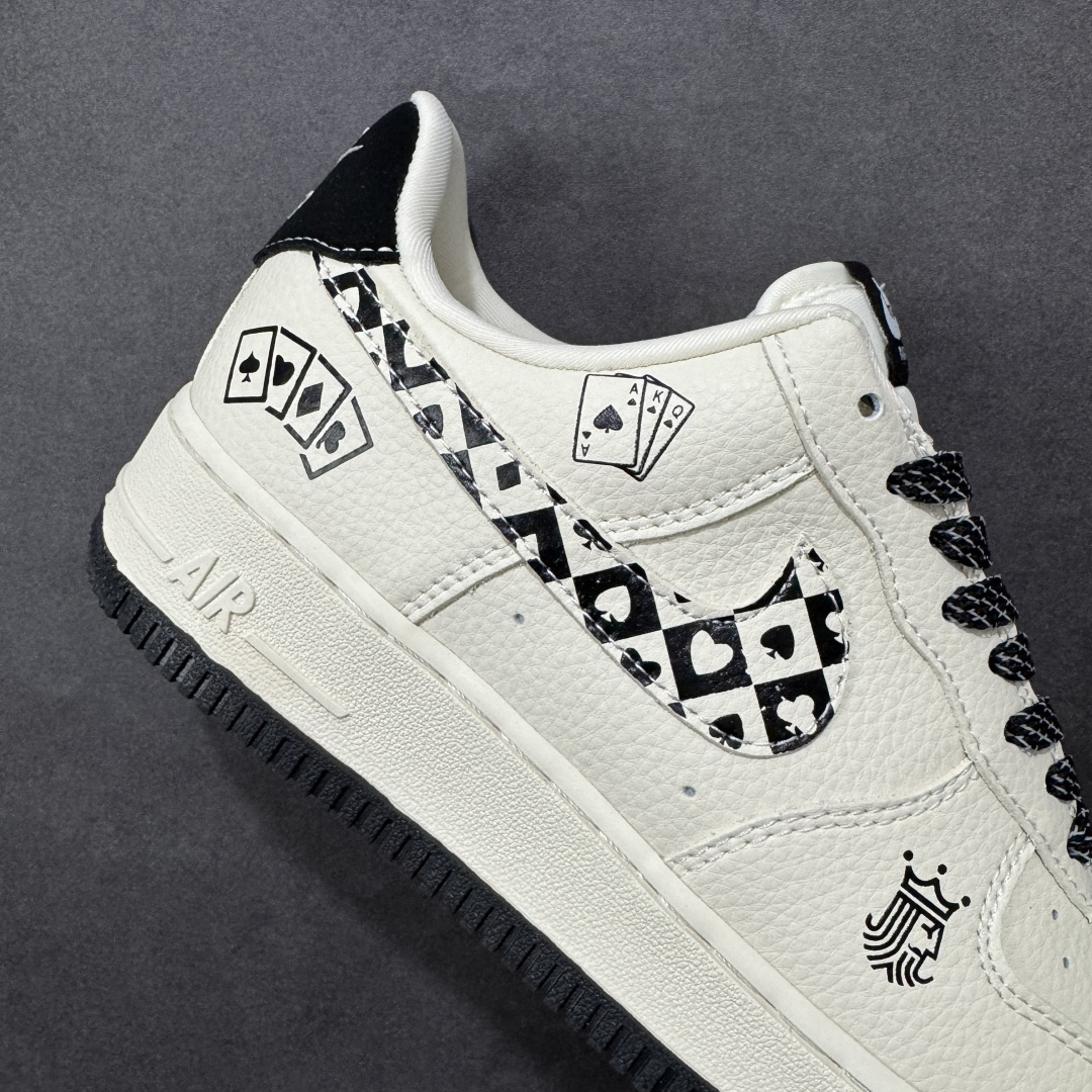 图片[6]-【定制版】2026马年限定！Nike Air Force 1 Low 空军一号 爆款高端定制 扑克牌花纹藏着小趣味，讨喜又吸睛！小马挂饰+“马到成功”鞋盒，好运开挂！ 鞋身印有扑克牌花色图案，搭配红色小马玩偶挂饰，下方鞋盒印有金色“马到成功”字样与奔马图案，完整呼应生肖主题。米白荔枝纹搭配黑色鞋舌、鞋跟及外底，呈现简约复古的视觉效果。 定制鞋盒 大厂纯原品质出货 超高清洁度 皮料切割干净无任何毛边 细节完美 货号：KJ1688-026 尺码：36 36.5 37.5 38 38.5 39 40 40.5 41 42 42.5 43 44 44.5 45-选品中心