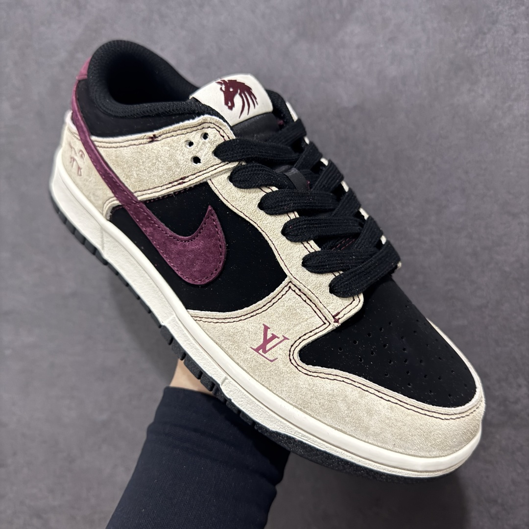 图片[3]-【定制版】Nike SB Dunk Low“马年限定——沙墨玫紫” 高端私人定制 低帮休闲板鞋 定制鞋盒 大厂纯原品质出货 超高清洁度 皮料切割干净无任何毛边 细节完美 货号：SG6688-008 尺码：36 36.5 37.5 38 38.5 39 40 40.5 41 42 42.5 43 44 44.5 45-选品中心