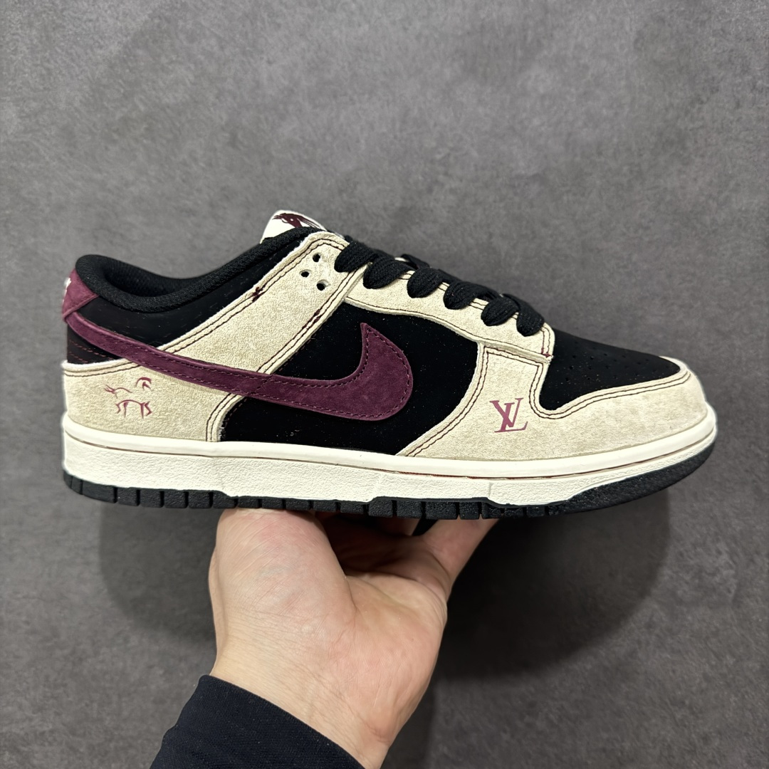 【定制版】Nike SB Dunk Low“马年限定——沙墨玫紫” 高端私人定制 低帮休闲板鞋 定制鞋盒 大厂纯原品质出货 超高清洁度 皮料切割干净无任何毛边 细节完美 货号:SG6688-008 尺码:36 36.5 37.5 38 38.5 39 40 40.5 41 42 42.5 43 44 44.5 45-选品中心